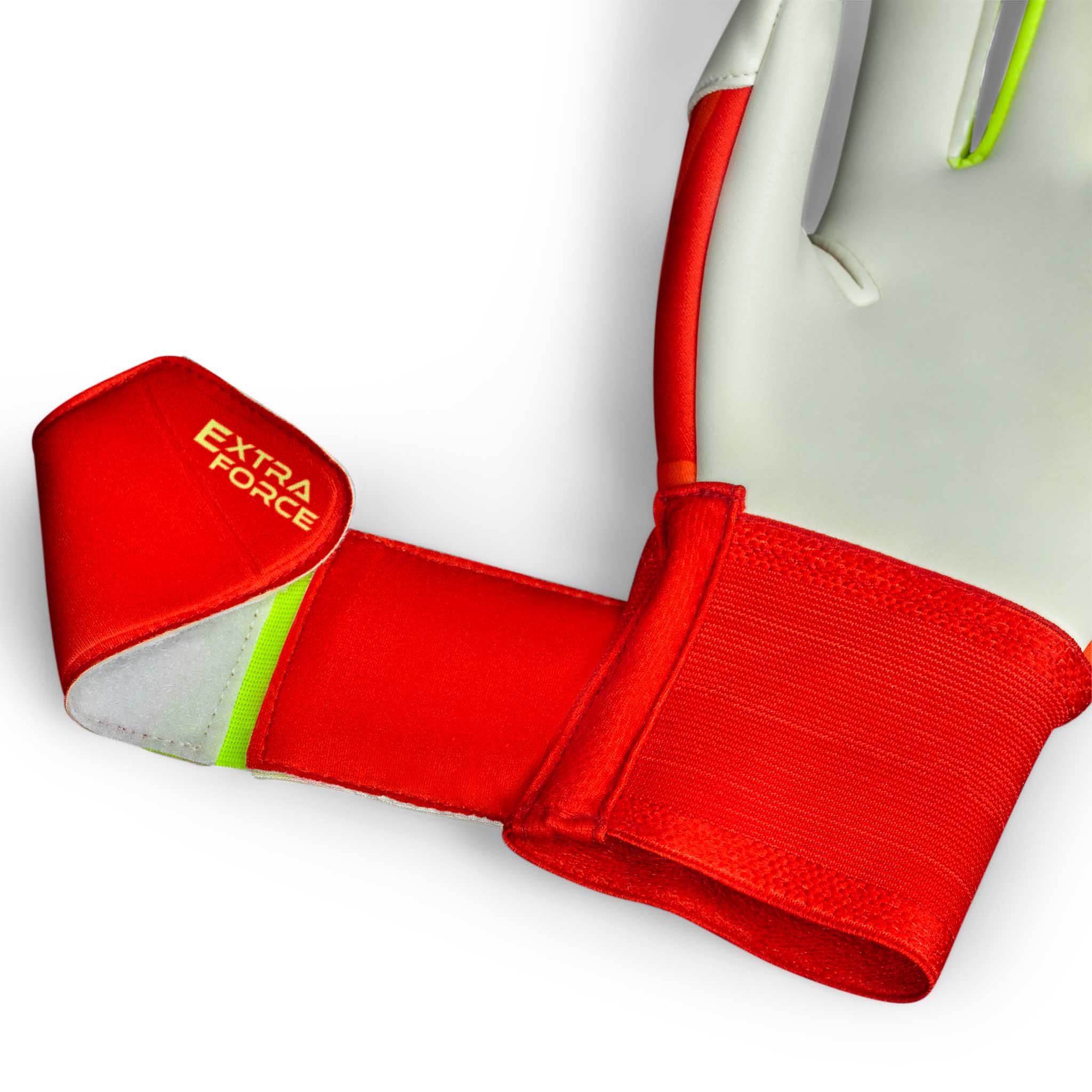 Nærbilde av GK gloves 55 Extra Force v26 keeperhansker med rød håndleddsstropp, grå håndflate og neongrønne detaljer.