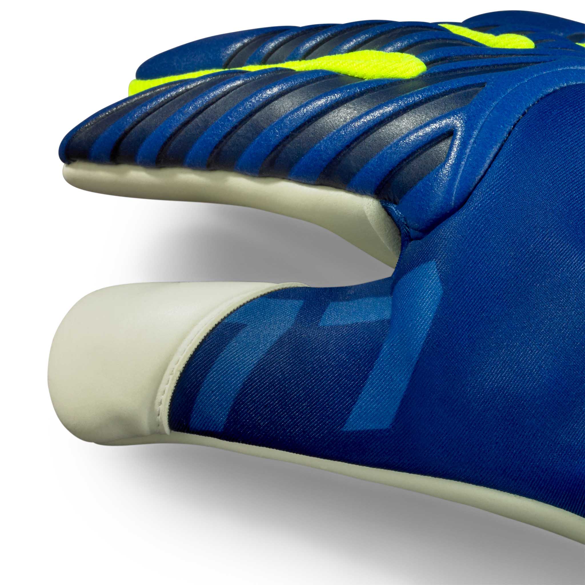 Nærbillede af GK gloves 77 Super Grip v26 målmandshandsker i blå med gule detaljer, der viser finger- og håndfladedetaljer