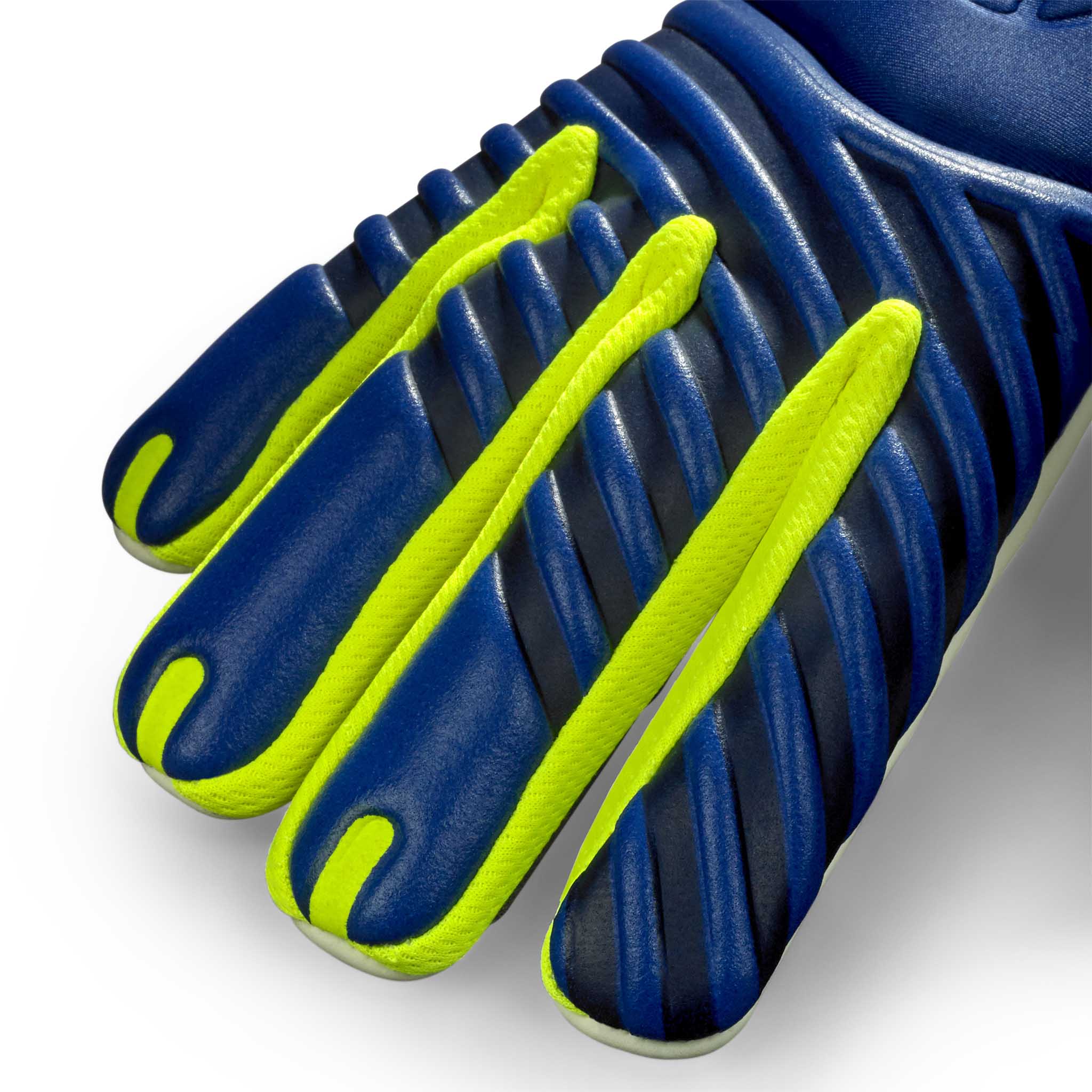 Nærbillede af GK gloves 77 Super Grip v26 målmandshandsker med blå og neongul struktureret fingerdetalje til fodbold