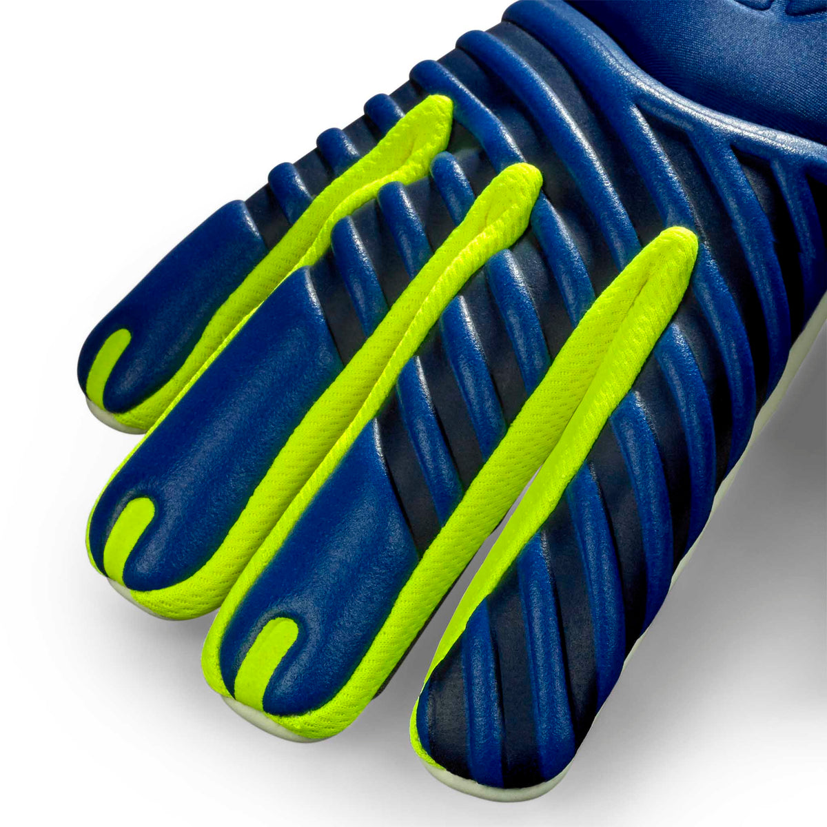 Nærbilde av blå og neongule 77 Super Grip v26 keeperhansker med teksturerte fotballhanskefingre