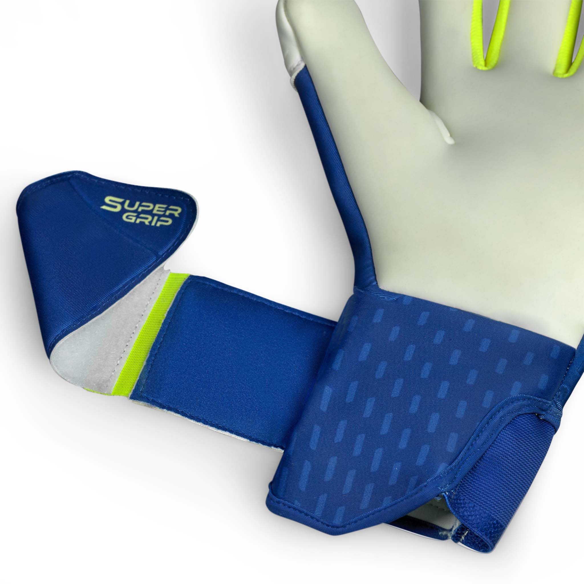 Nærbillede af GK gloves 77 Super Grip v26 målmandshandsker med blå håndledsrem og grønne detaljer.