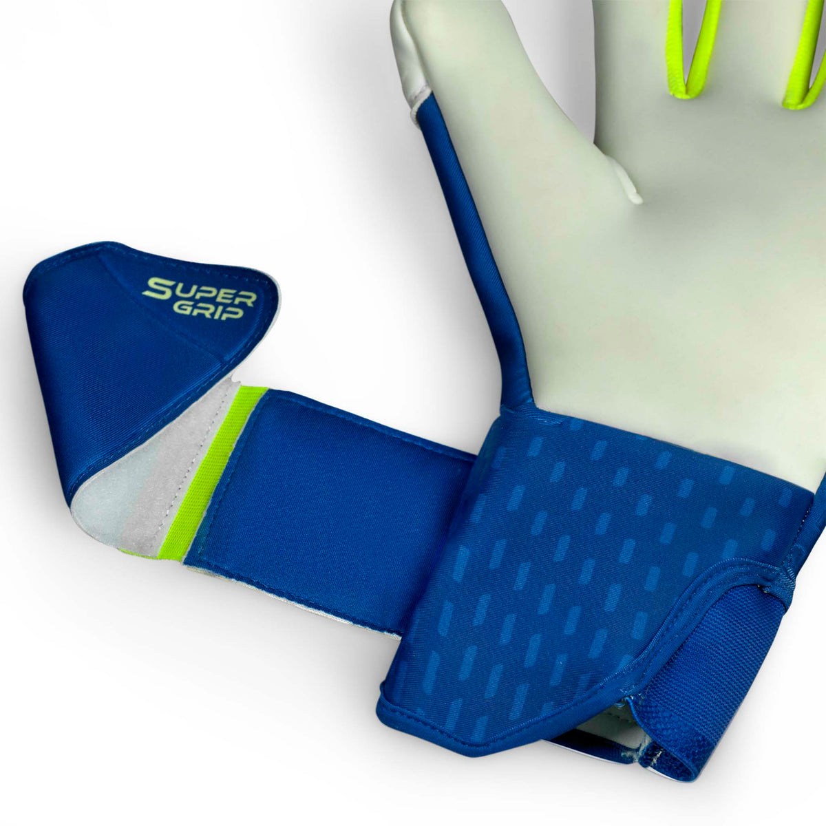 Nærbilde av GK gloves 77 Super Grip v26 keeperhansker for fotball, med blå håndleddsrem og grønne detaljer.