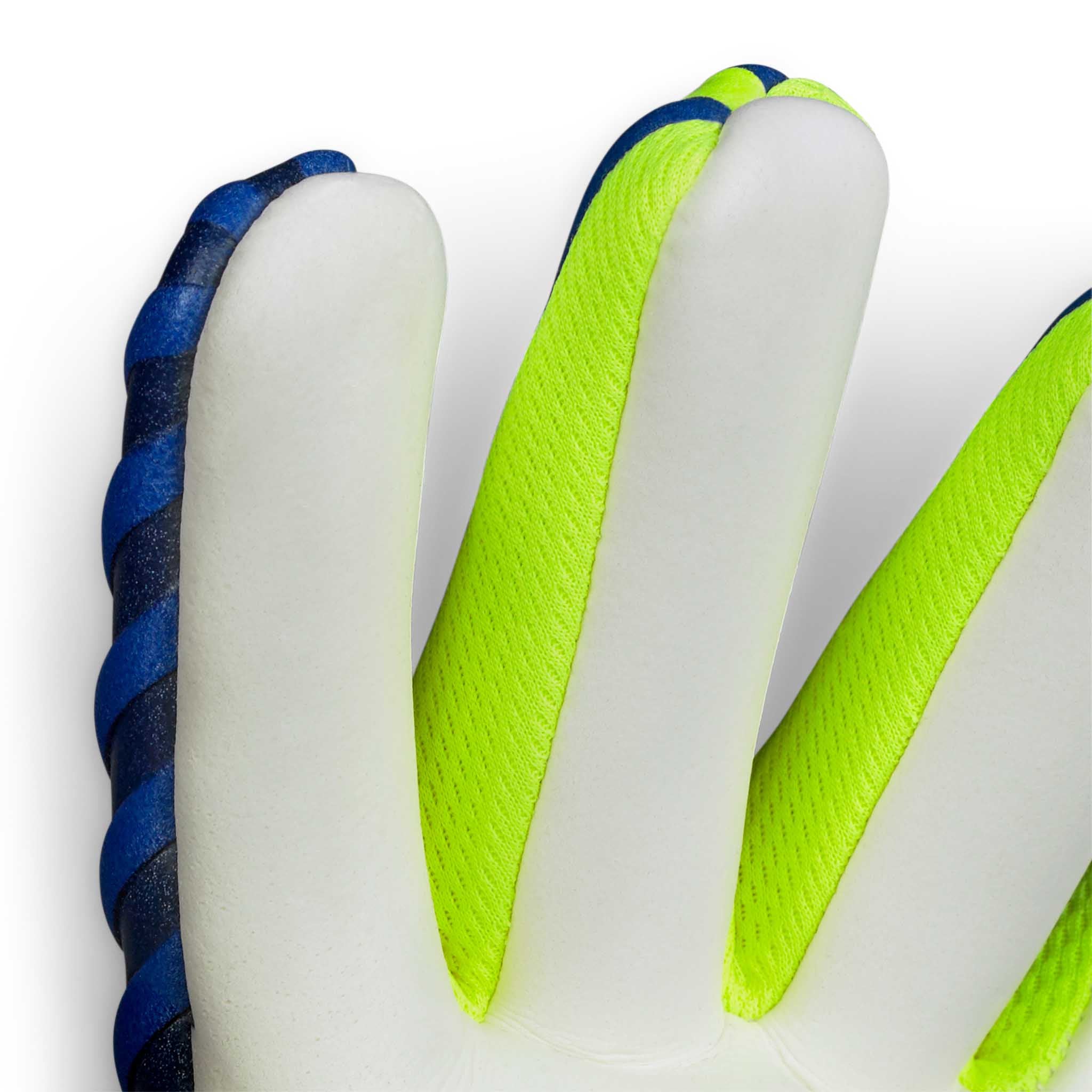 Nærbillede af GK gloves 77 Super Grip v26 målmandshandsker med hvid håndflade og blå og grønne fodbold-gribedetaljer.