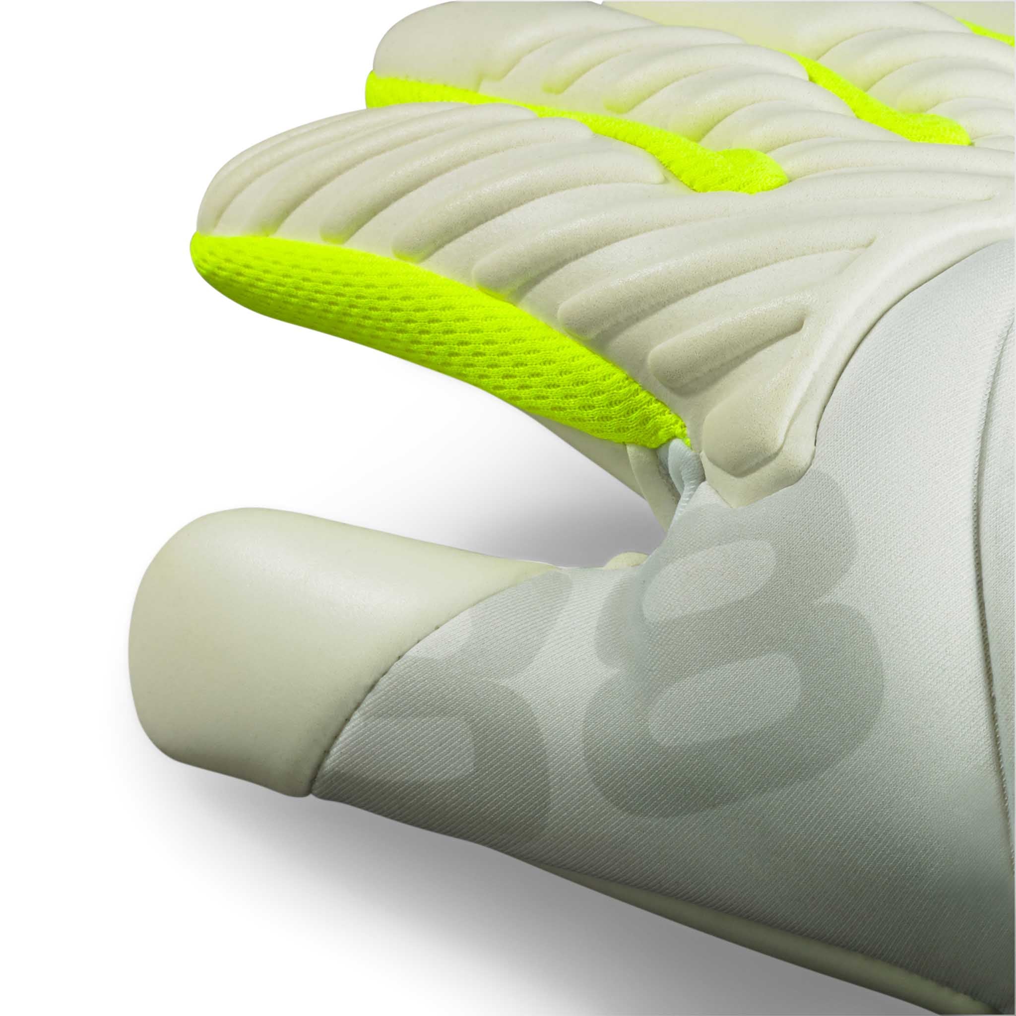 Nærbillede af GK gloves 88 Kids v26 målmandshandsker i hvid med neongule detaljer, der viser polstring og fingre.