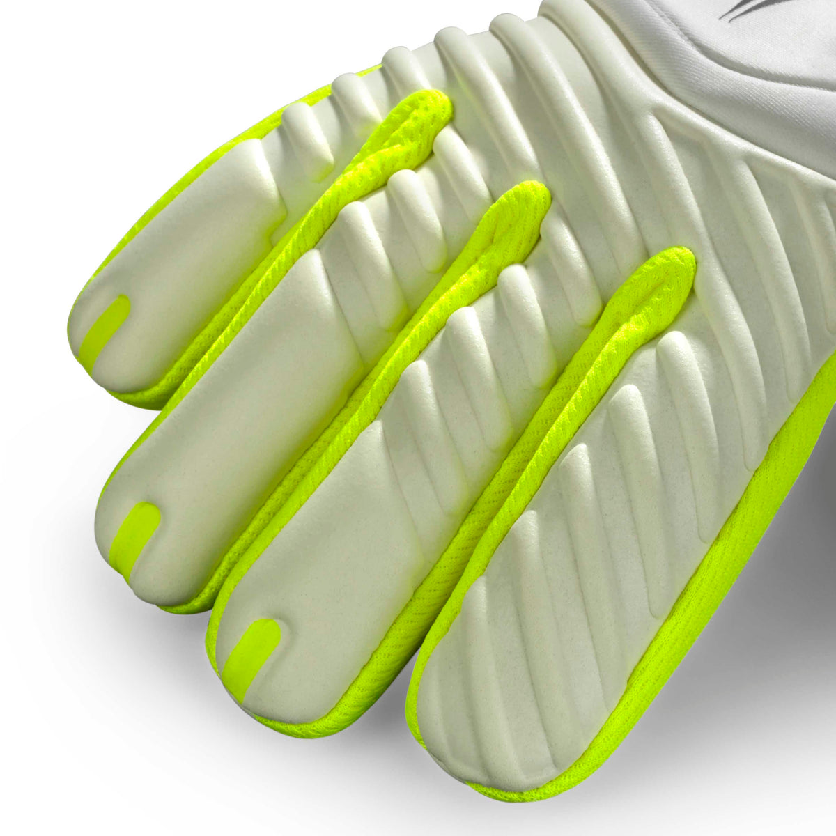 Nærbilde av GK gloves 88 Kids v26 keeperhansker for fotball i hvitt med neongule detaljer på fingrene.