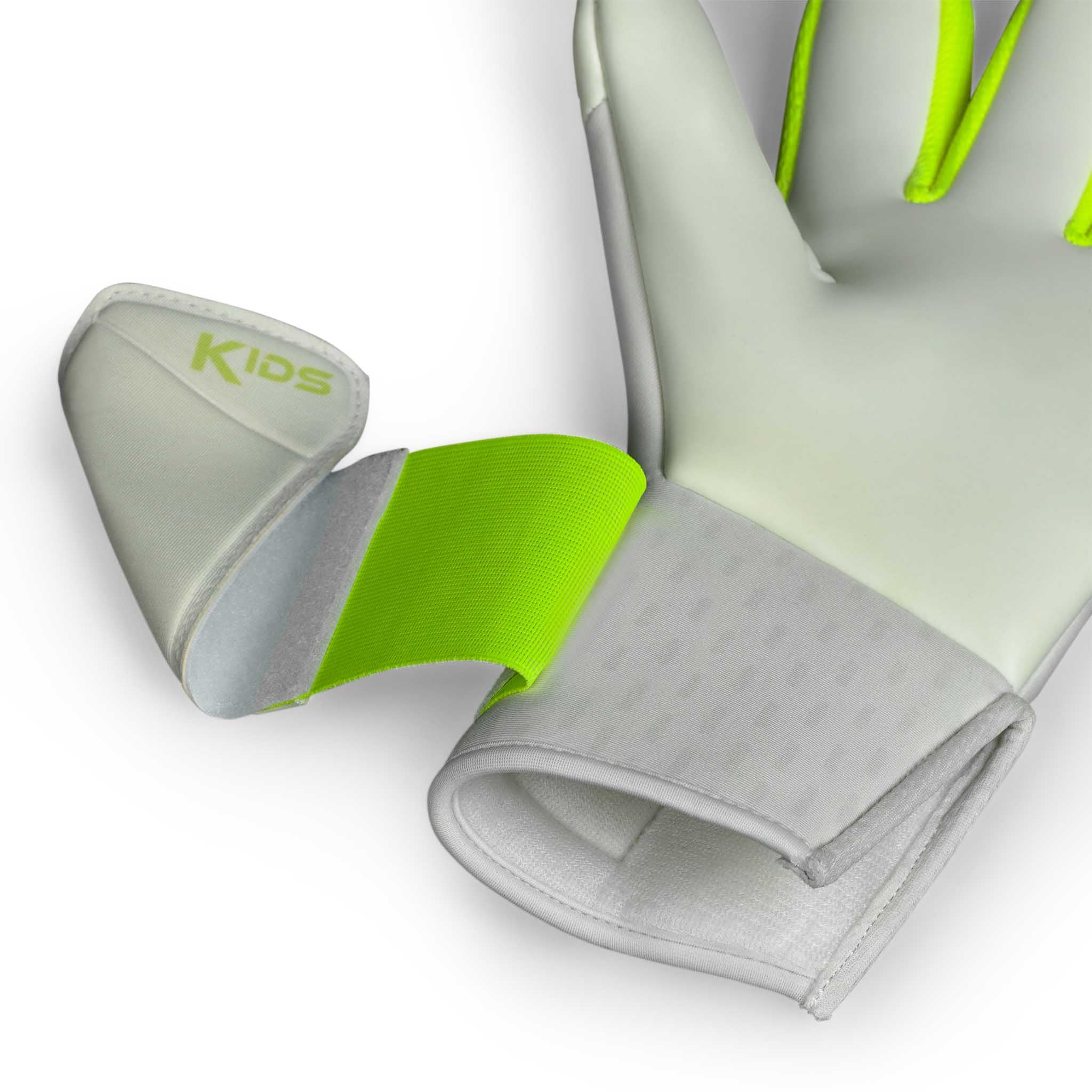 Nærbillede af GK gloves 88 Kids v26 målmandshandsker, hvide med grøn håndledsrem og 'Kids'-tekst.