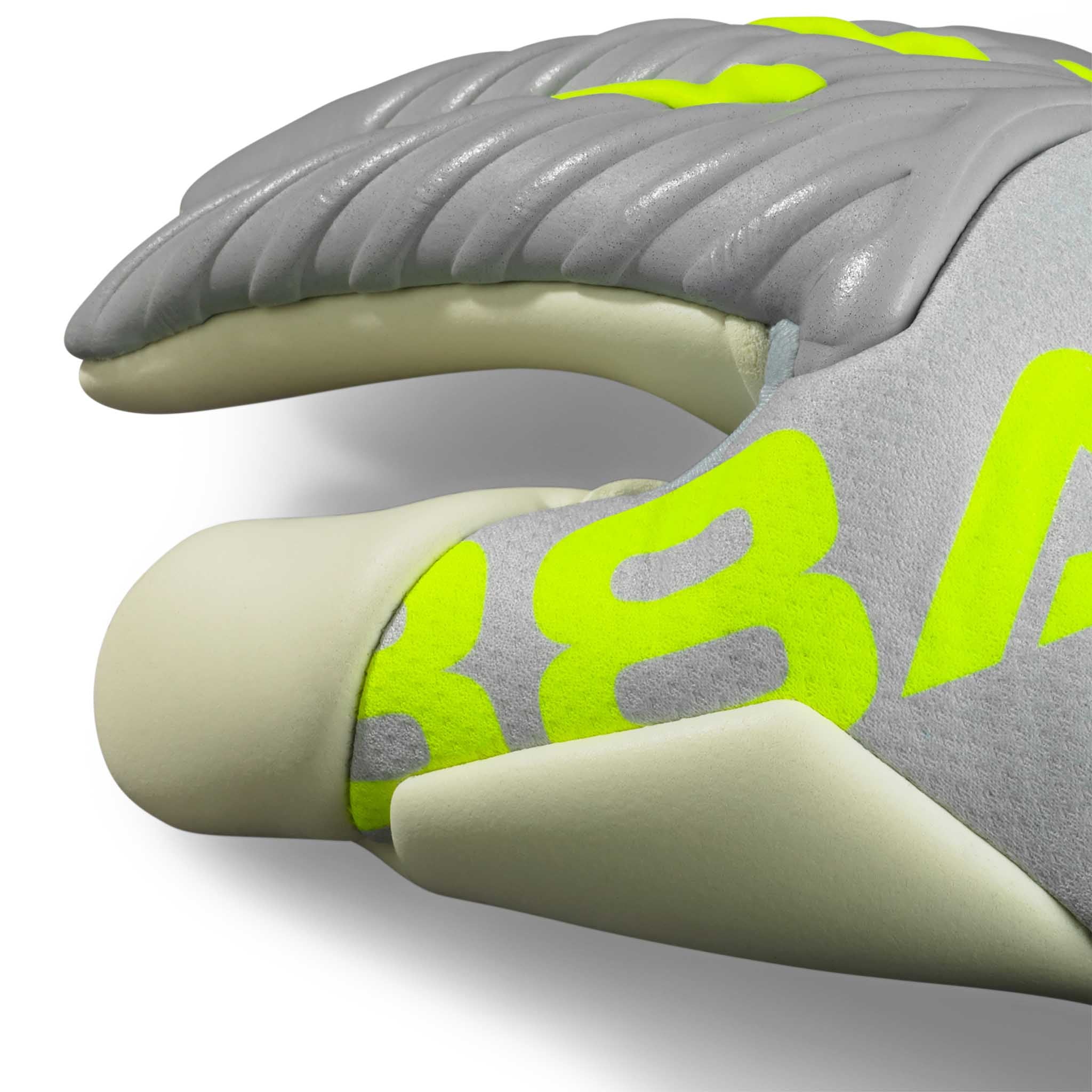 Nærbilde av GK gloves 88 Pro Aqua v26 keeperhansker med grå teksturert overside og neongule fotballdetaljer.
