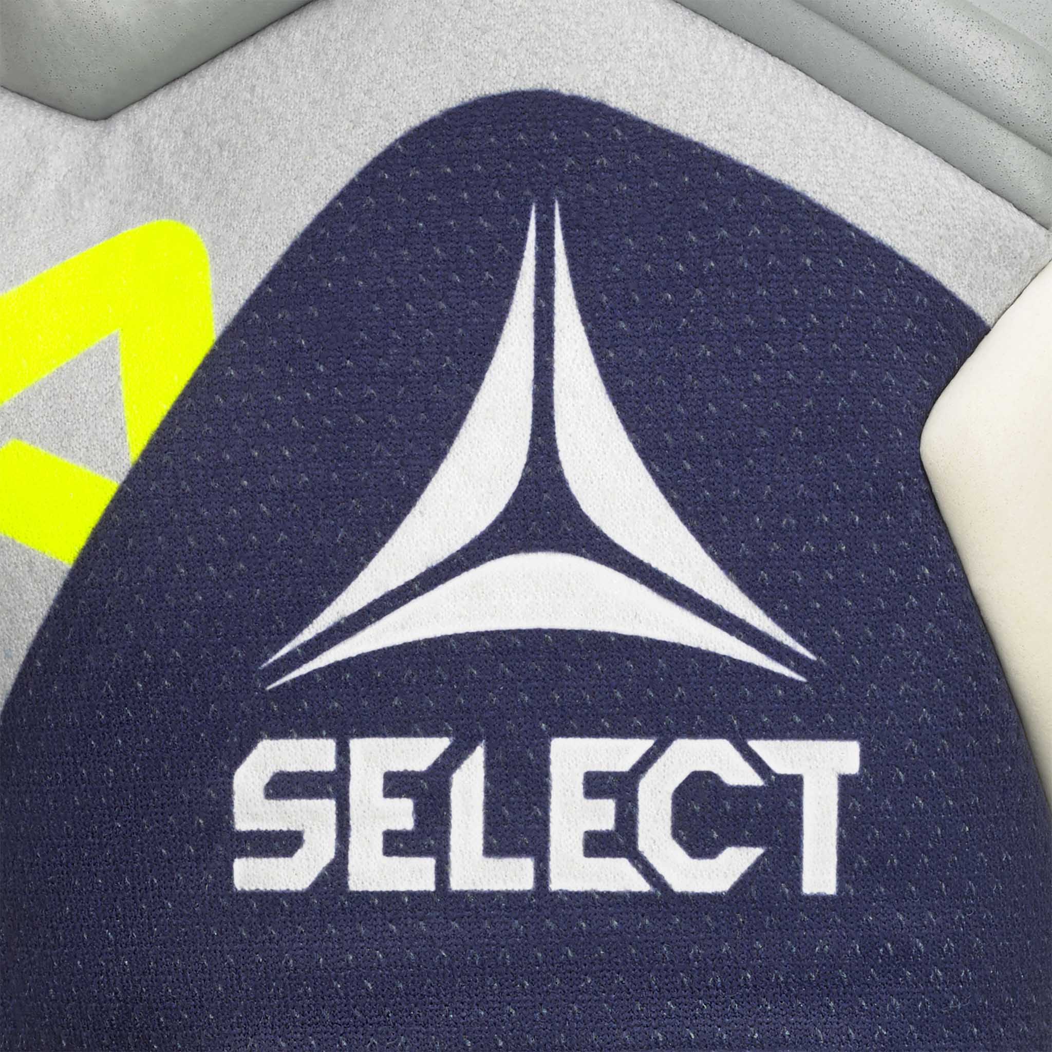 Nærbilde av GK gloves 88 Pro Aqua v26 keeperhansker med hvit Select-logo på mørkeblå fotballhanske.