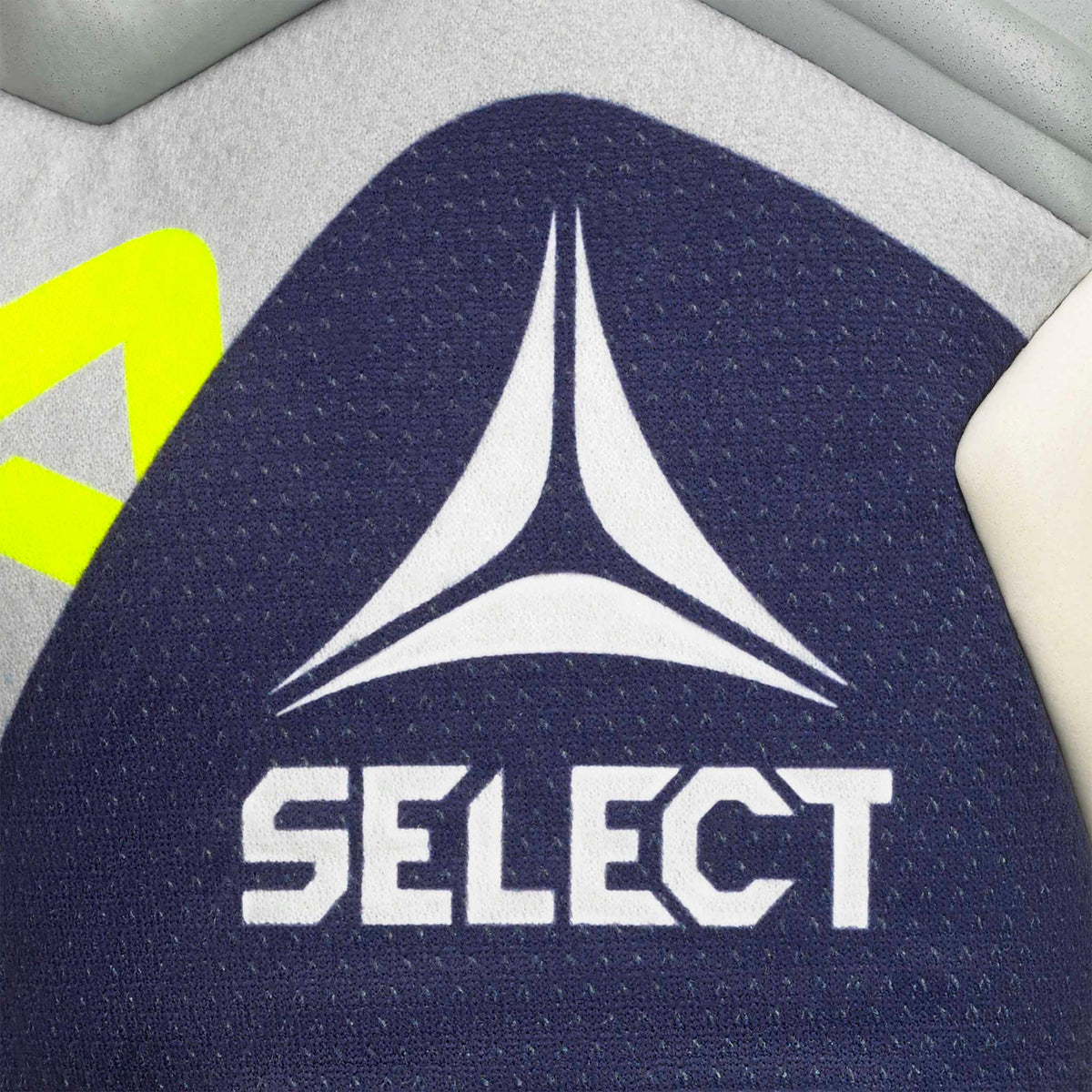 Nærbilde av GK Gloves 88 Pro Aqua v26 fotball-keeperhansker, mørkeblå bakside med hvit Select-logo og neongul detalj.