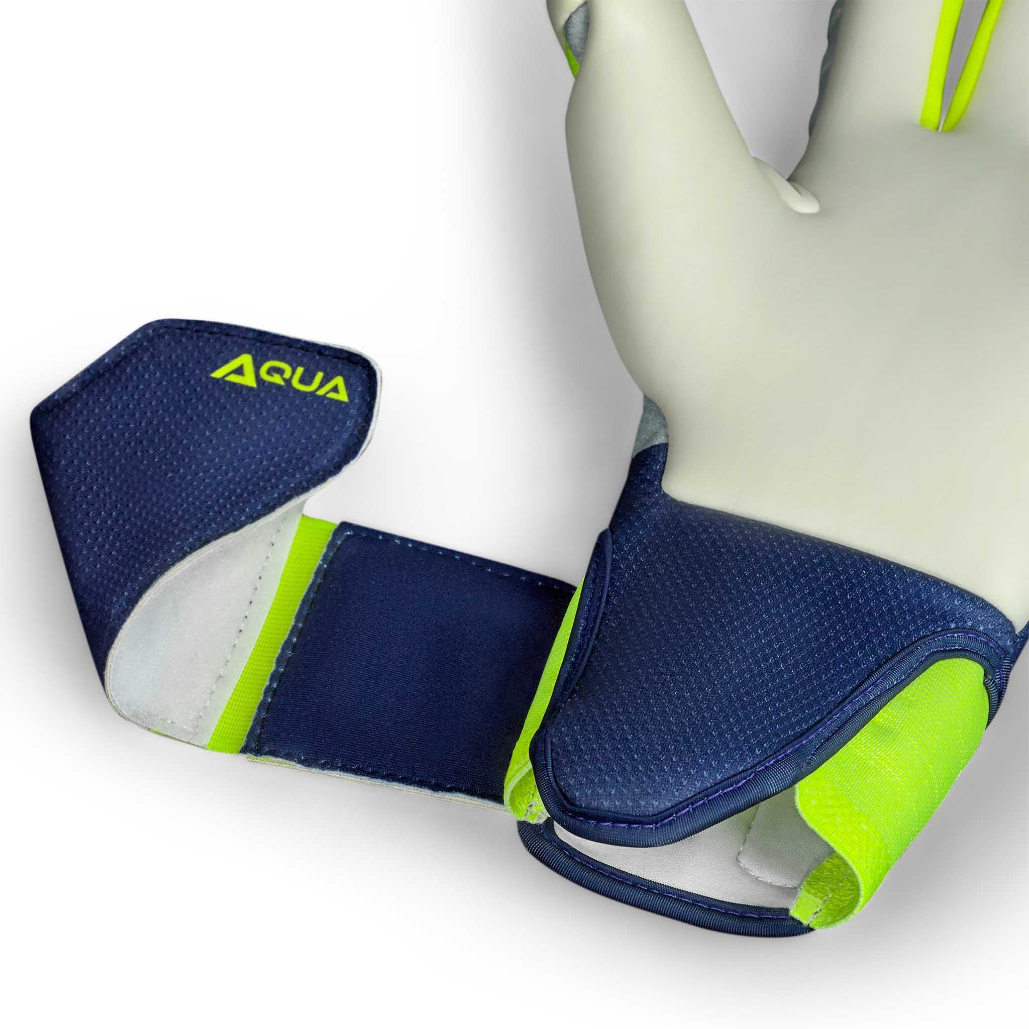 Nærbilde av GK gloves 88 Pro Aqua v26 keeperhansker med mørkeblå håndleddsrem og neongul Aqua-logo.