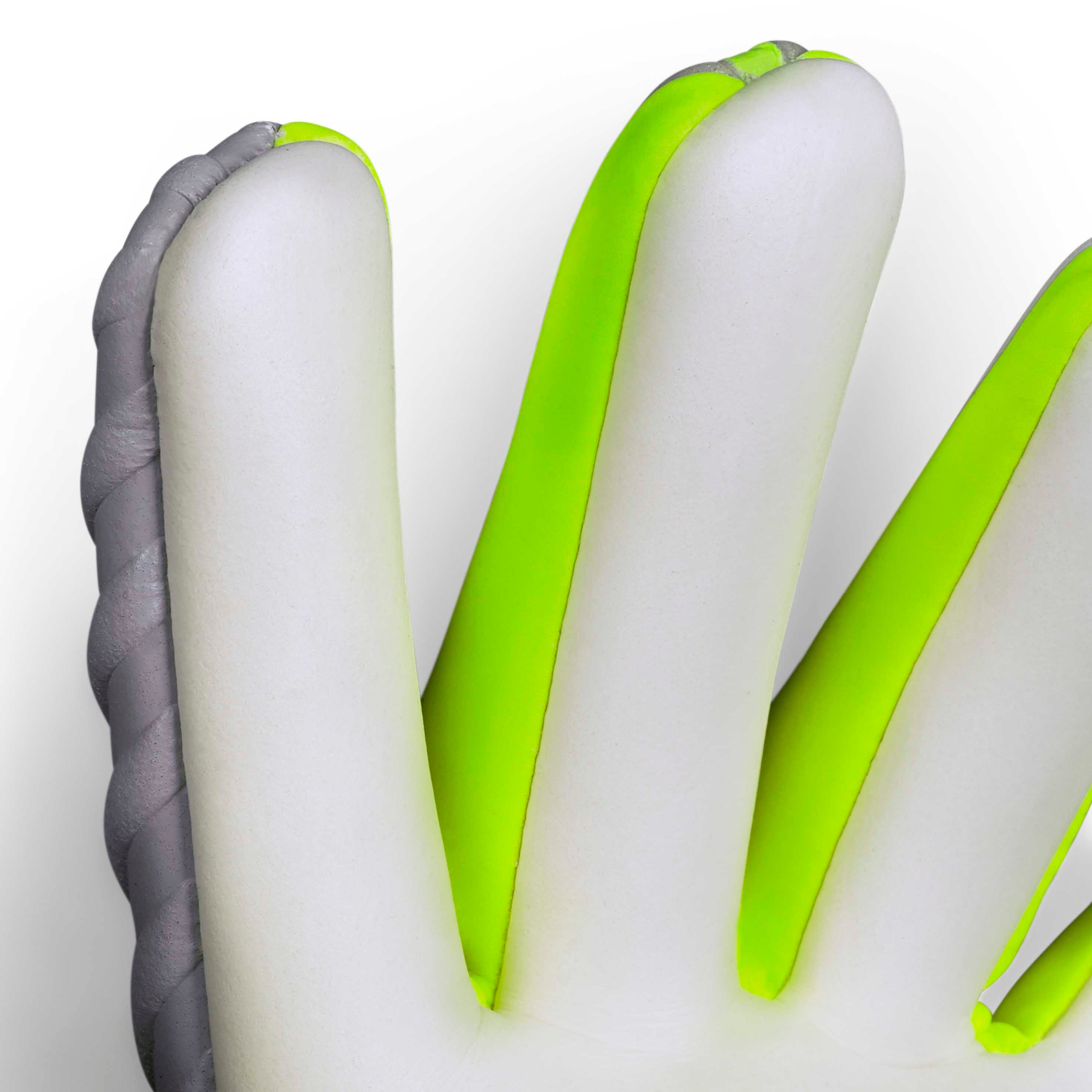 Nærbilde av GK gloves 88 Pro Aqua v26 keeperhansker for fotball, hvite fingre med neongul og grå kant.