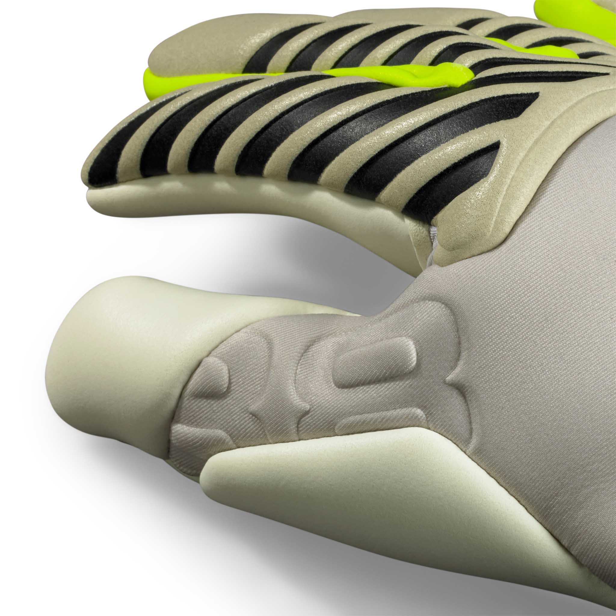 Nærbilde av GK gloves 88 Pro Grip v26 keeperhansker med beige polstring, svarte ribbede detaljer og neongule aksenter.