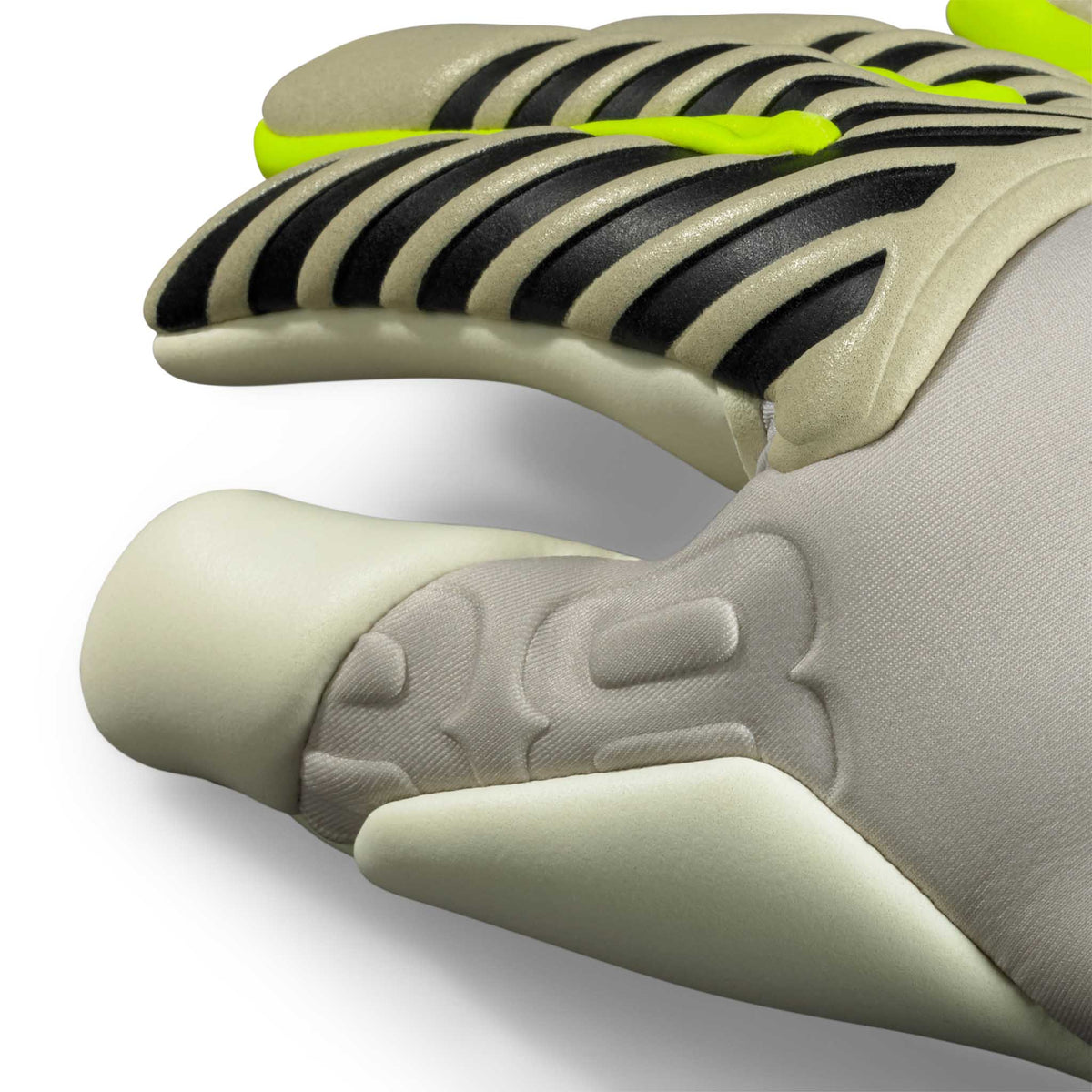 Nærbilde av 88 Pro Grip v26 keeperhansker, beige håndflate med sorte fingerribber og neongule detaljer
