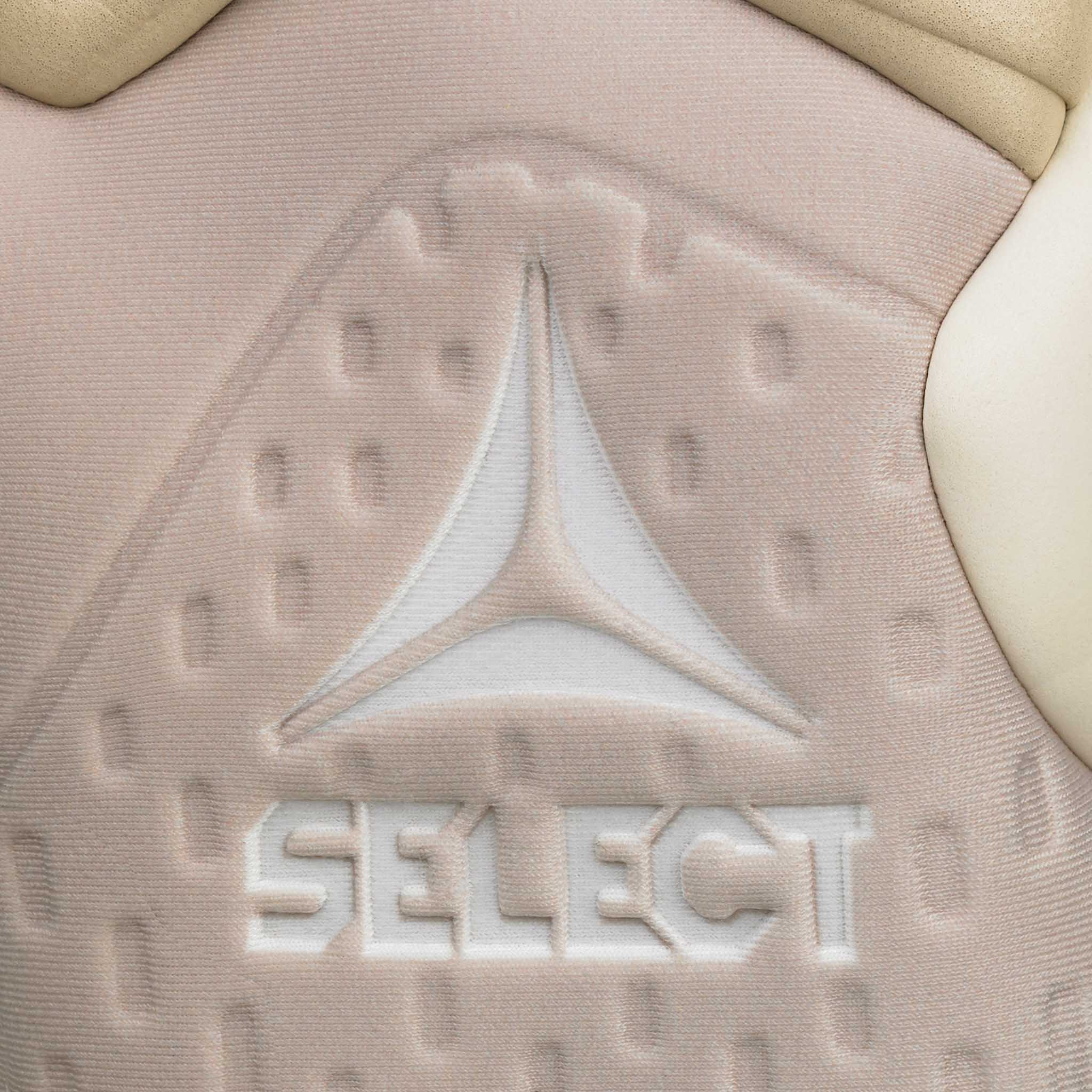 Nærbilde av beige Select-logo på GK gloves 88 Pro Grip v26 keeperhansker for fotball.
