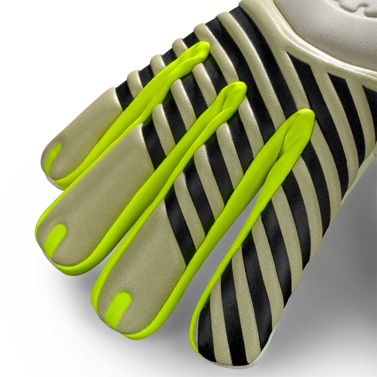 Nærbilde av 88 Pro Grip v26 keeperhansker, beige og sorte striper med limegrønne detaljer på fingrene.