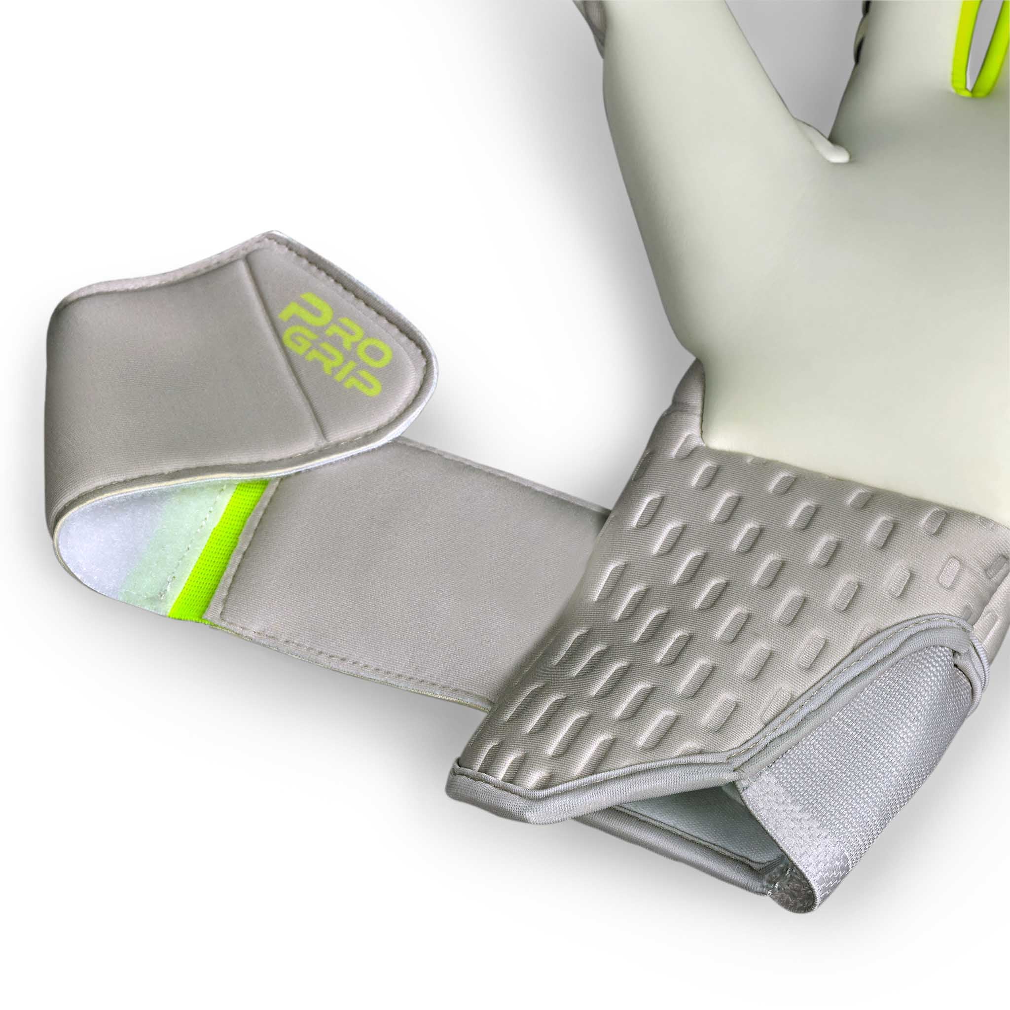 Nærbilde av GK gloves 88 Pro Grip v26 keeperhansker for fotball med grå håndleddsrem og neongul Pro Grip-detalj.