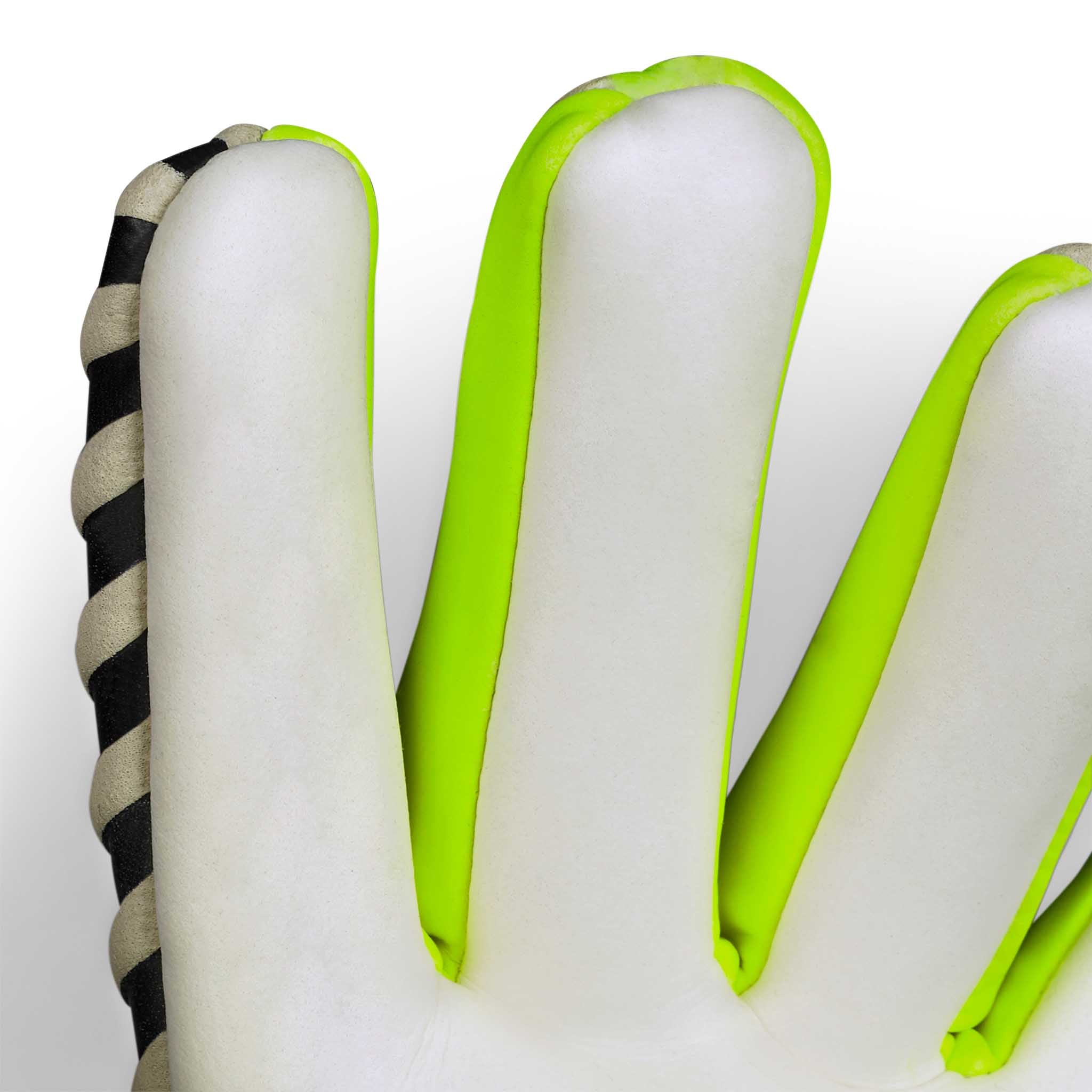 Nærbilde av GK gloves 88 Pro Grip v26 keeperhansker for fotball, med hvit håndflate og neongrønne fingerkiler.