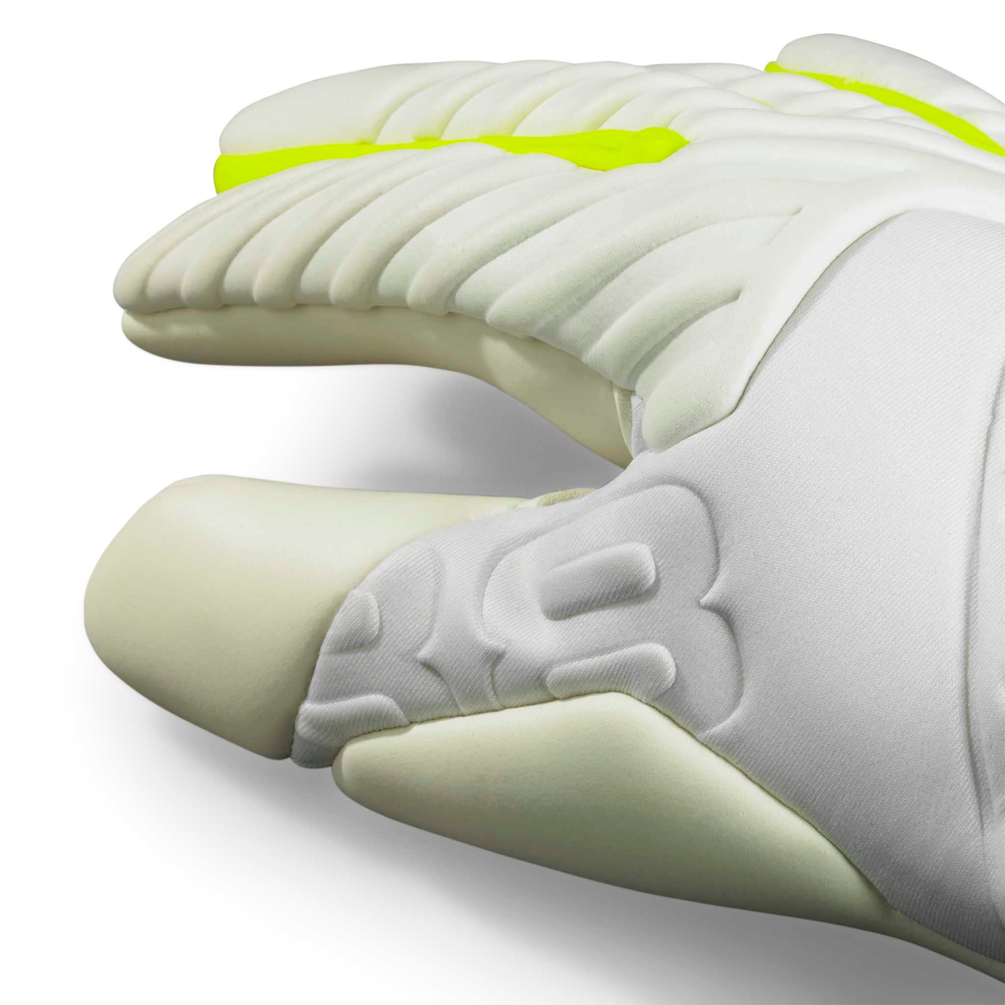 Nærbilde av hvite GK gloves 88 Pro Grip v26 keeperhansker med neongule detaljer, fingre og håndflate i fokus.