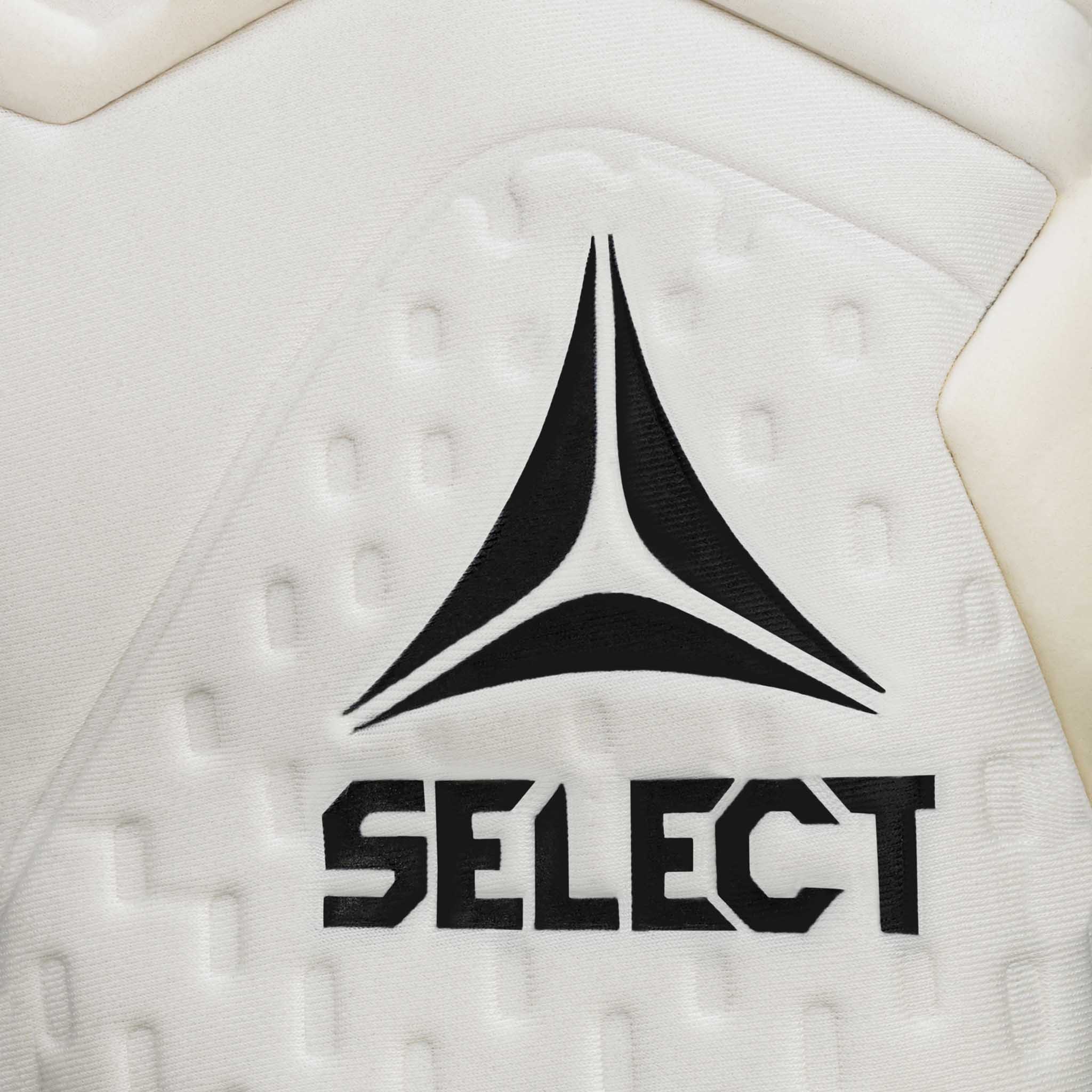 Nærbilde av hvite GK gloves 88 Pro Grip v26 keeperhansker til fotball med strukturert håndflate og sort Select-logo.
