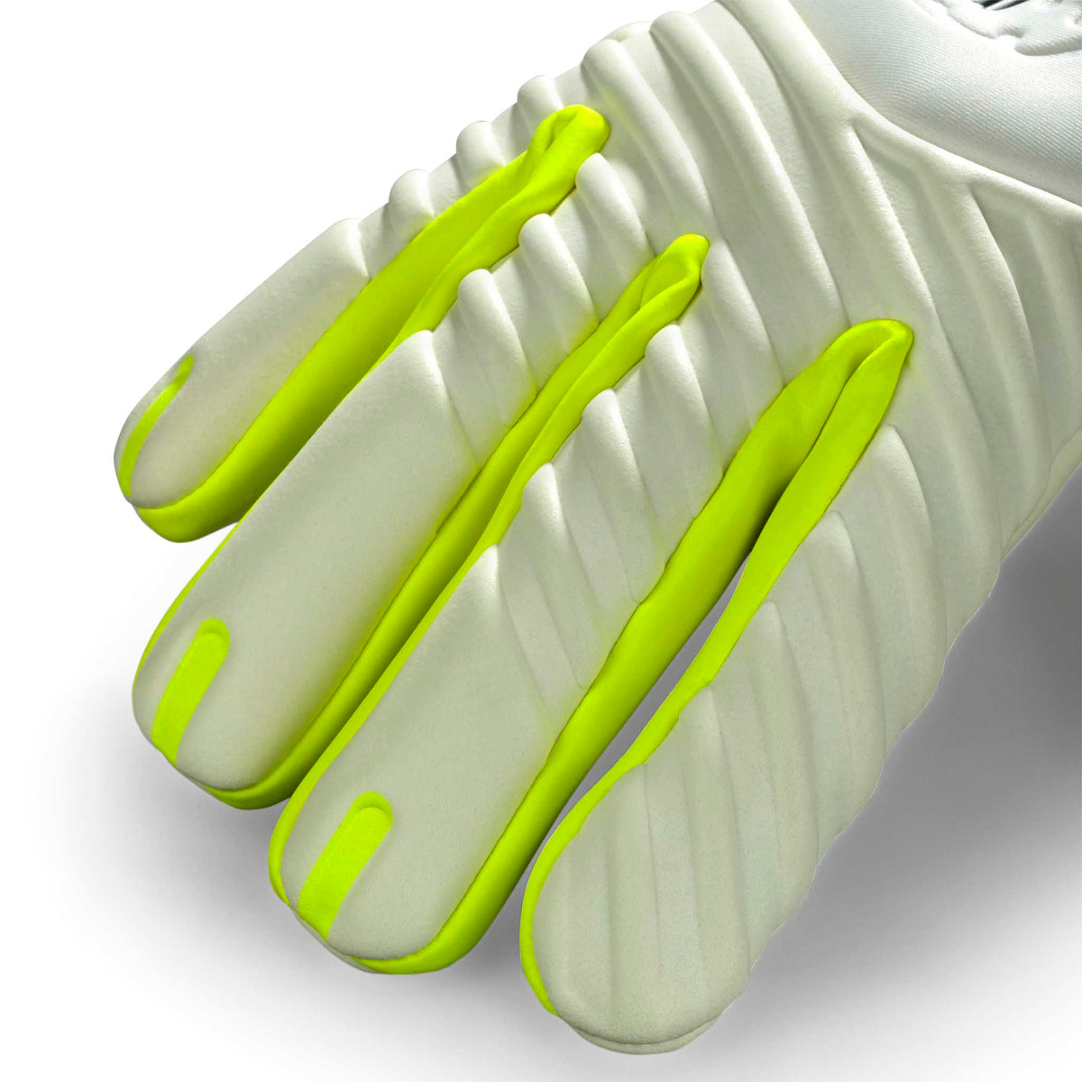 Nærbilde av hvite GK gloves 88 Pro Grip v26 keeperhansker med neongule fingerdetaljer