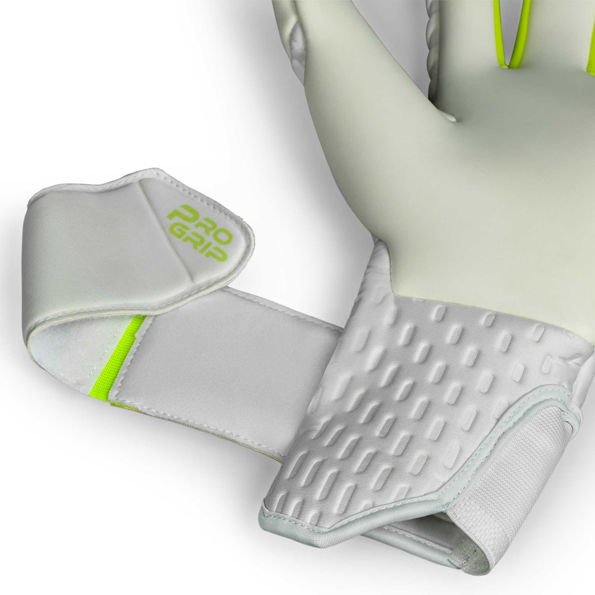 Nærbilde av hvite GK gloves 88 Pro Grip v26 keeperhansker for fotball med neongule detaljer og strukturert håndleddsrem.