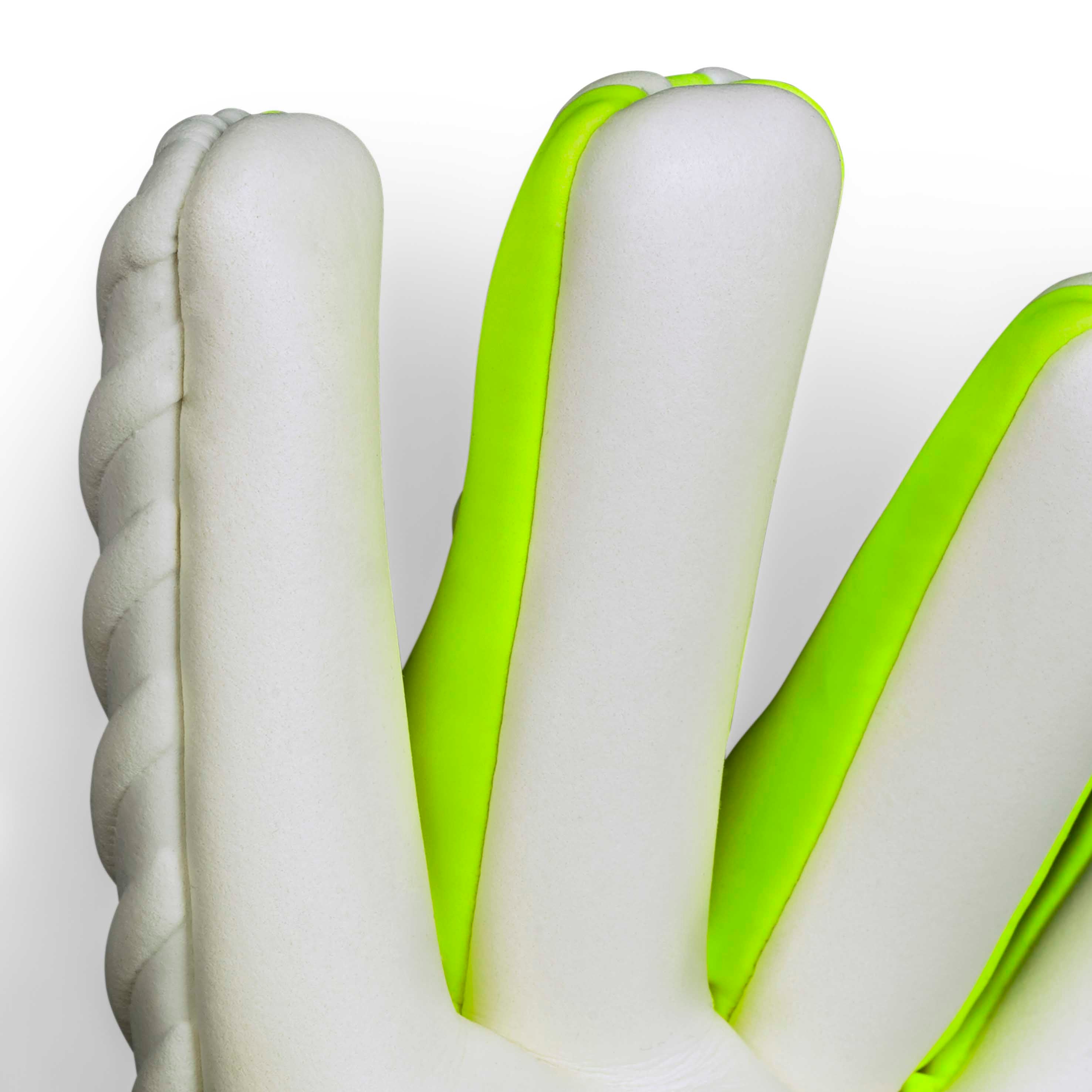 Nærbilde av GK gloves 88 Pro Grip v26 keeperhansker med hvite polstrede fingre og neongrønn fotballkant.
