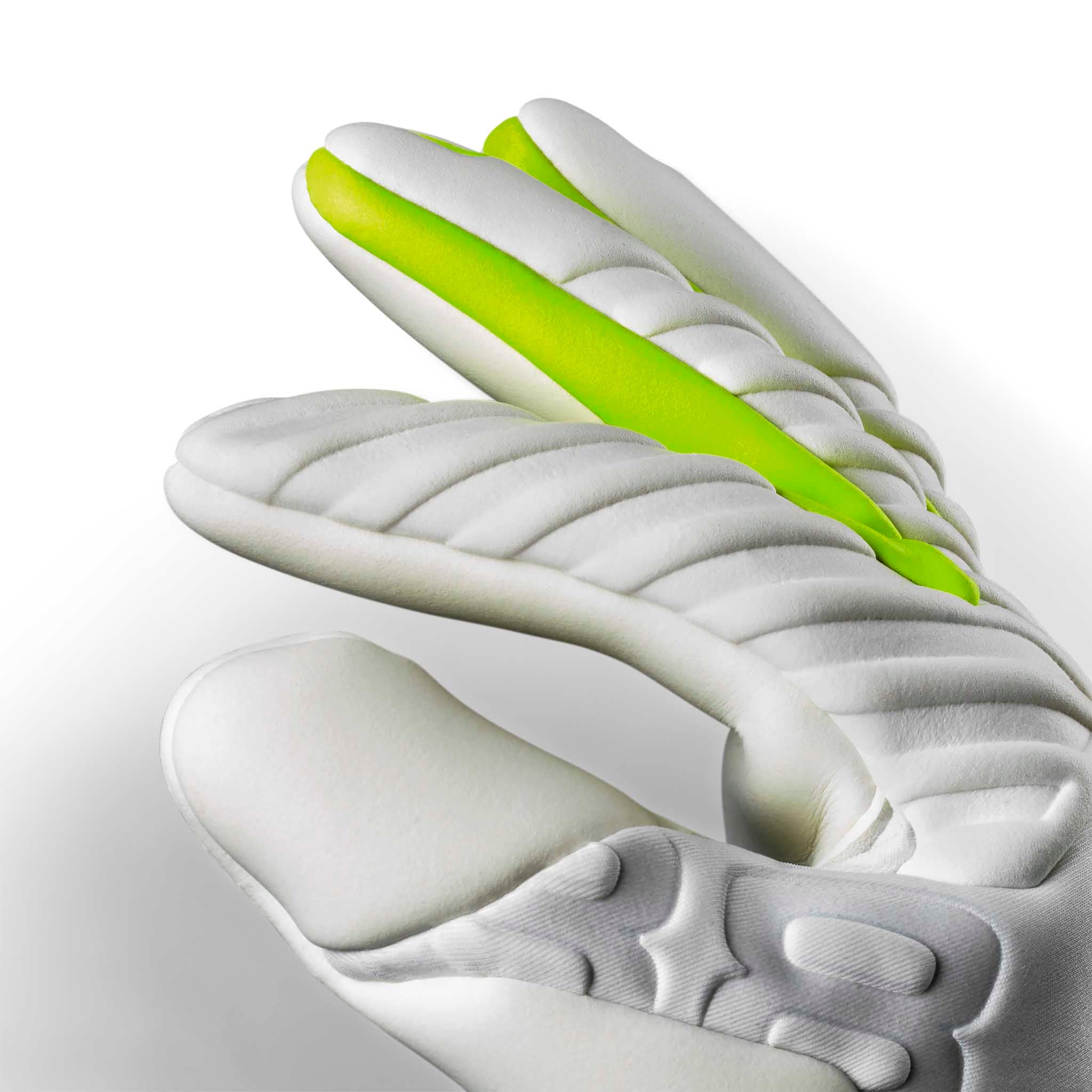Nærbilde av hvite GK gloves 88 Pro Grip v26 keeperhansker med neongrønne detaljer på fingrene.