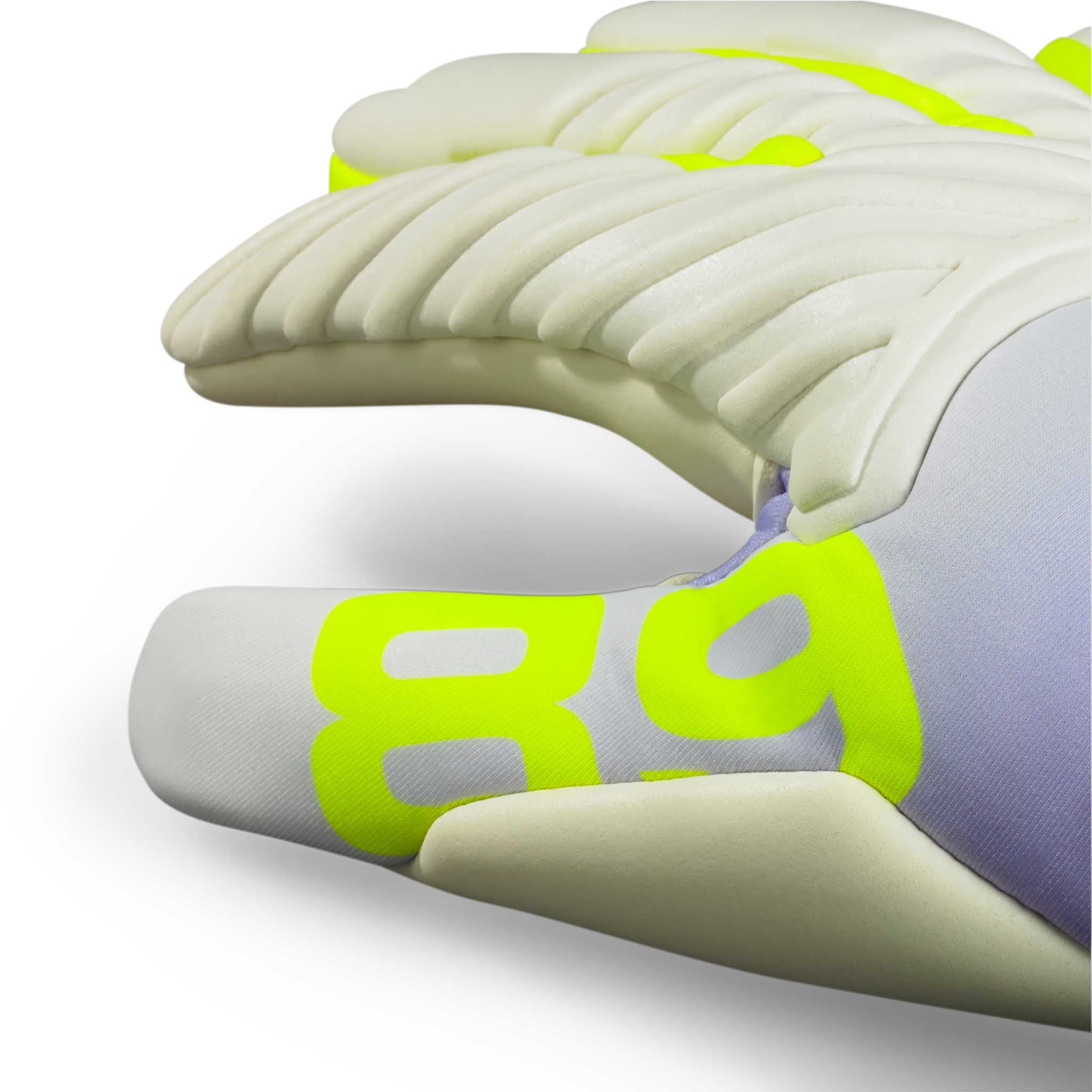 Nærbilde av GK gloves 89 Women v26 keeperhansker i hvitt og beige med neongul 89-logo og fotballdetalj.