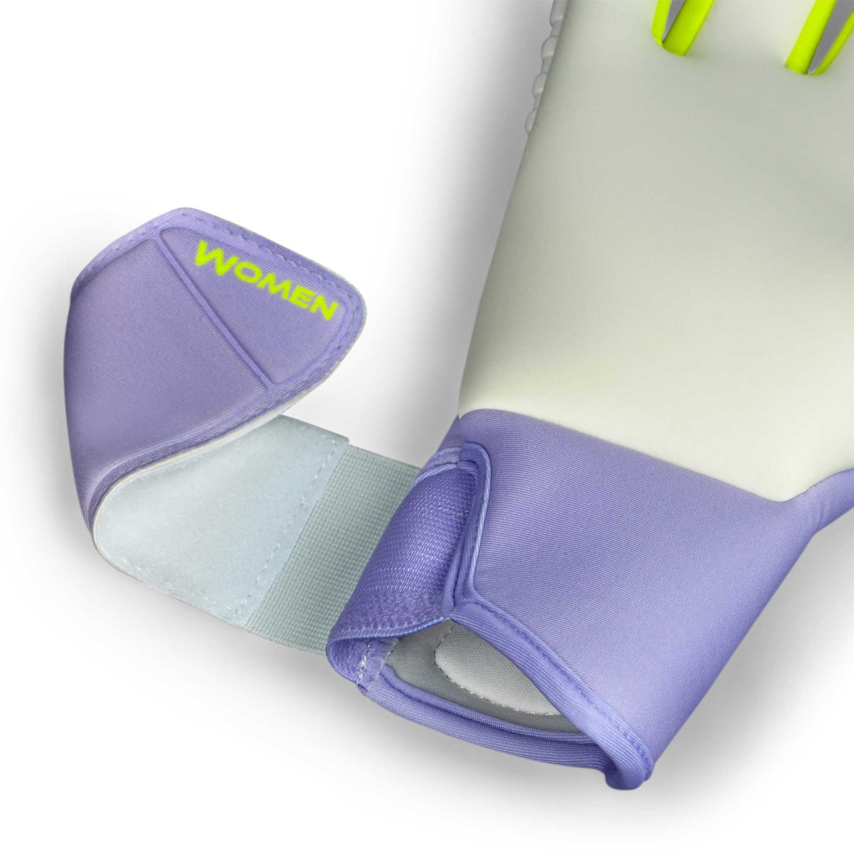 Nærbillede af GK Gloves 89 Women v26 målmandshandsker med lilla håndledsrem, gul "WOMEN"-tekst og hvide detaljer.