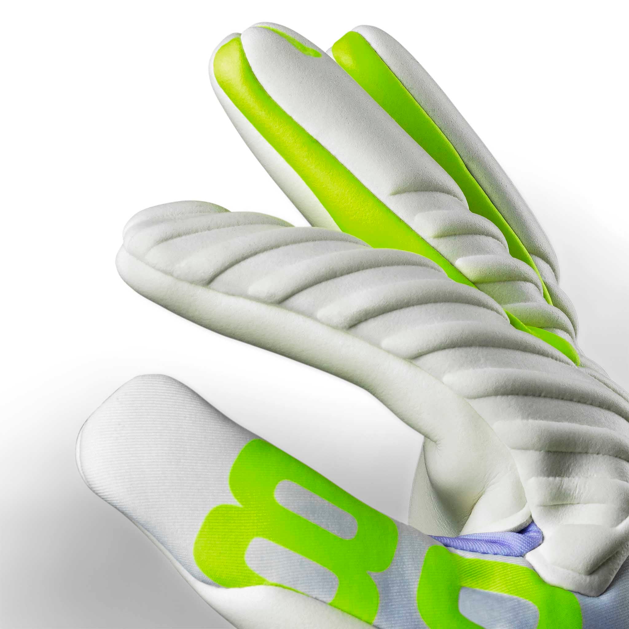 Nærbilde av GK gloves 89 Women v26 keeperhansker i hvitt med neongrønne aksenter og lyseblå detaljer.