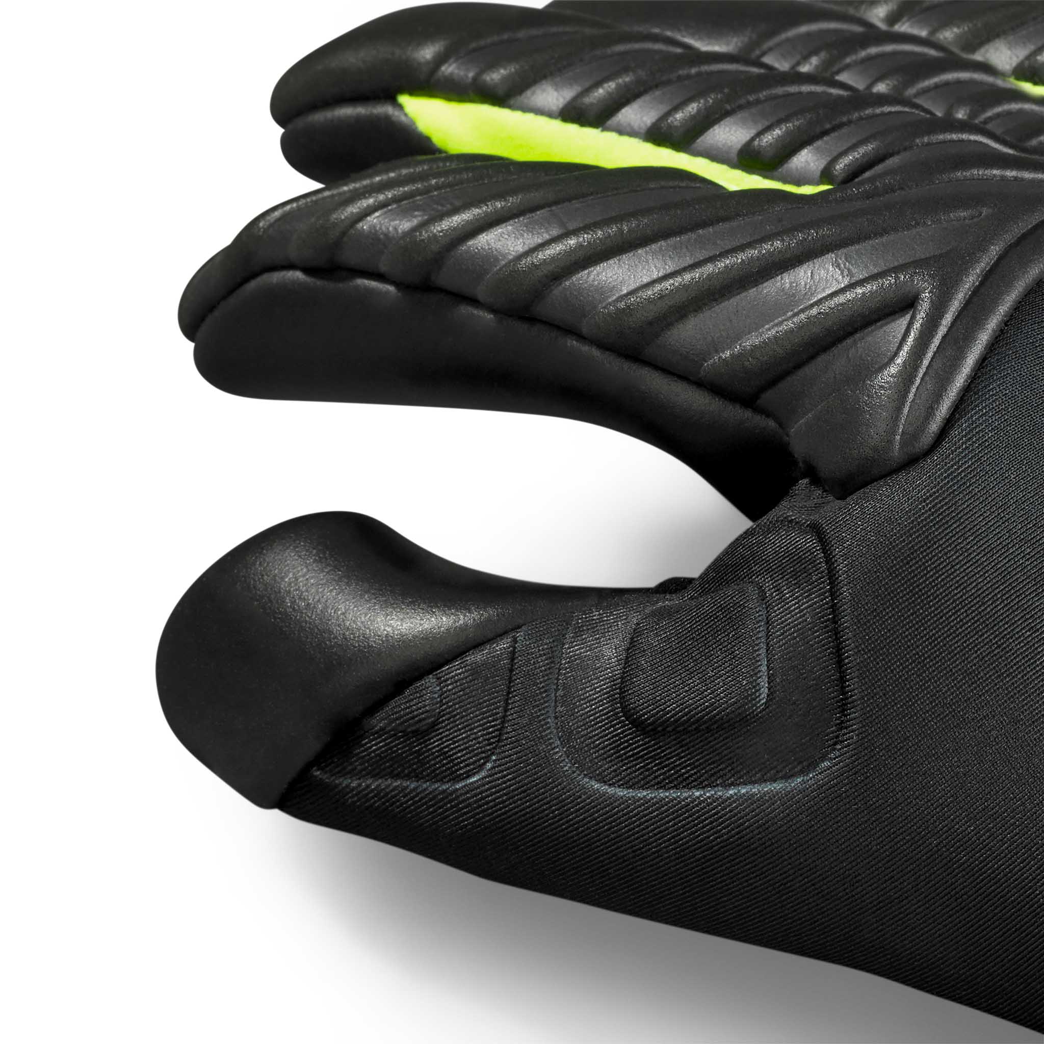Nærbillede af GK gloves 90 Flexi Pro v26 målmandshandsker i sort med neongule detaljer, viser tommelfingerdetalje.