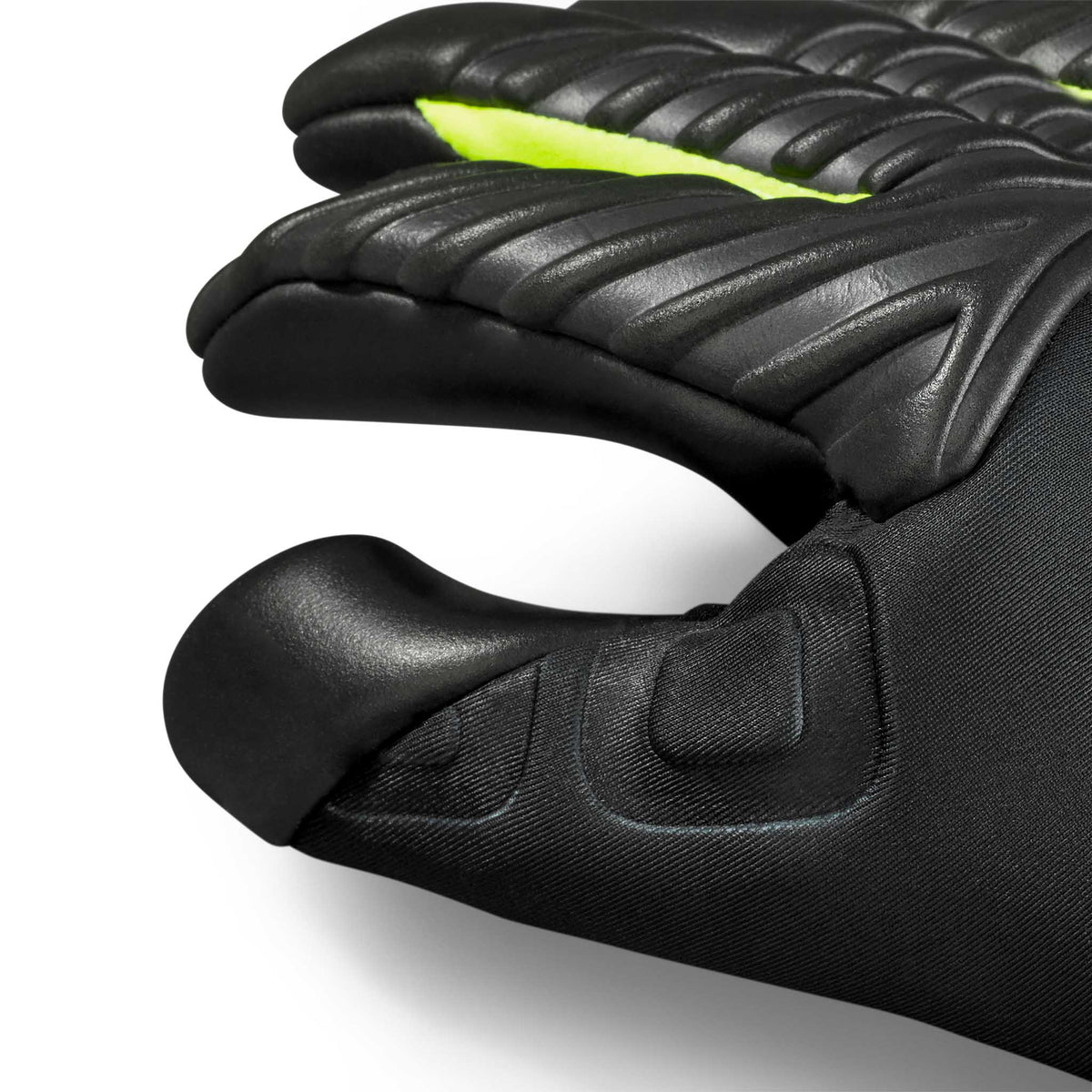 Nærbilde av GK Gloves 90 Flexi Pro v26 keeperhansker, svart polstret bakside med neongrønn fotballdetalj.