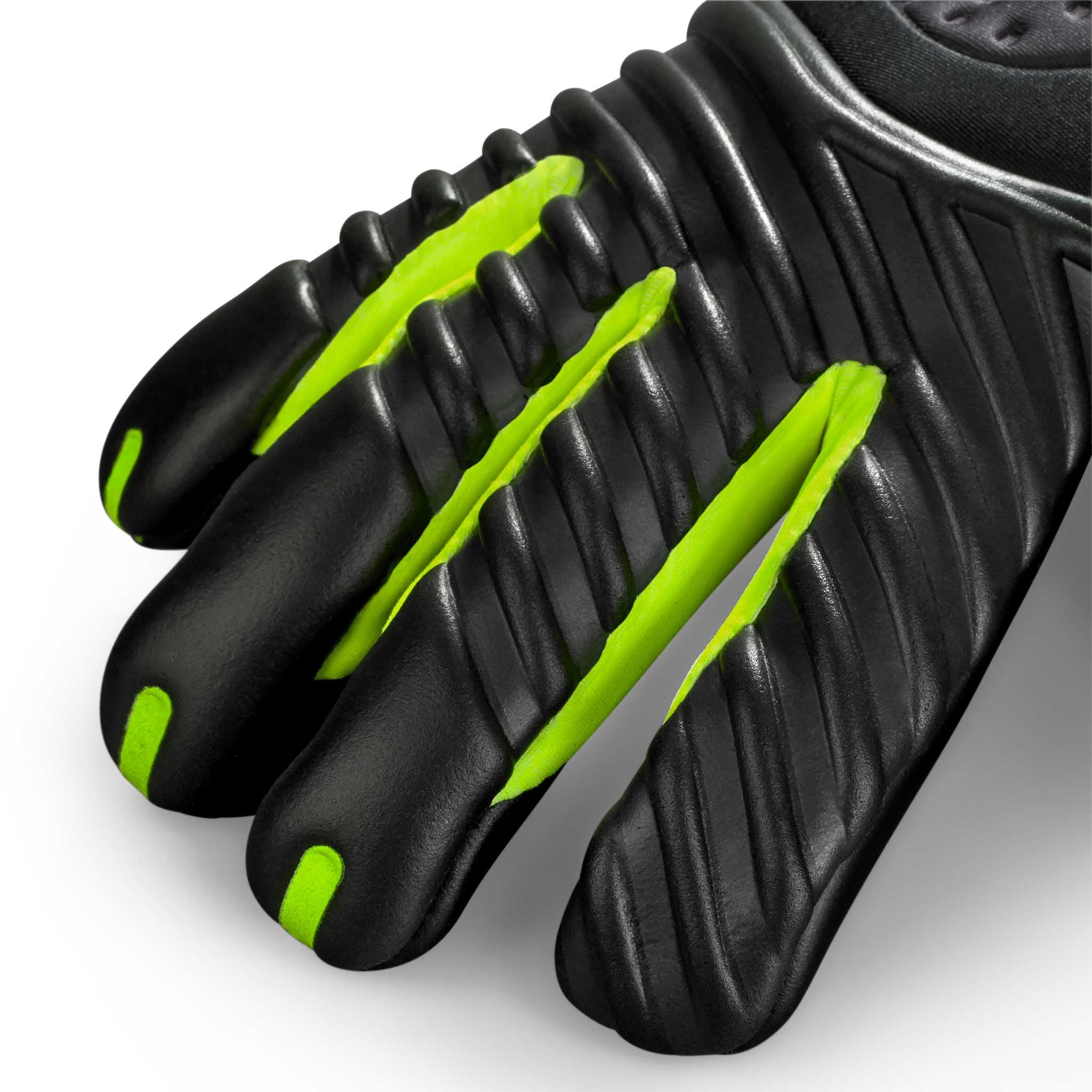 Nærbillede af GK gloves 90 Flexi Pro v26 målmandshandsker med sort struktureret fodbold-fingerbeskyttelse og grønne detaljer.
