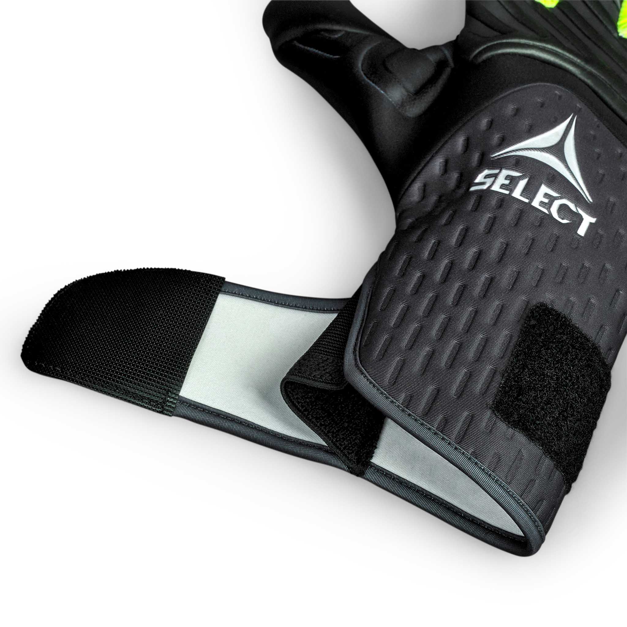 Nærbilde av svarte GK gloves 90 Flexi Pro v26 keeperhansker med strukturert håndleddsrem og Select-logo.