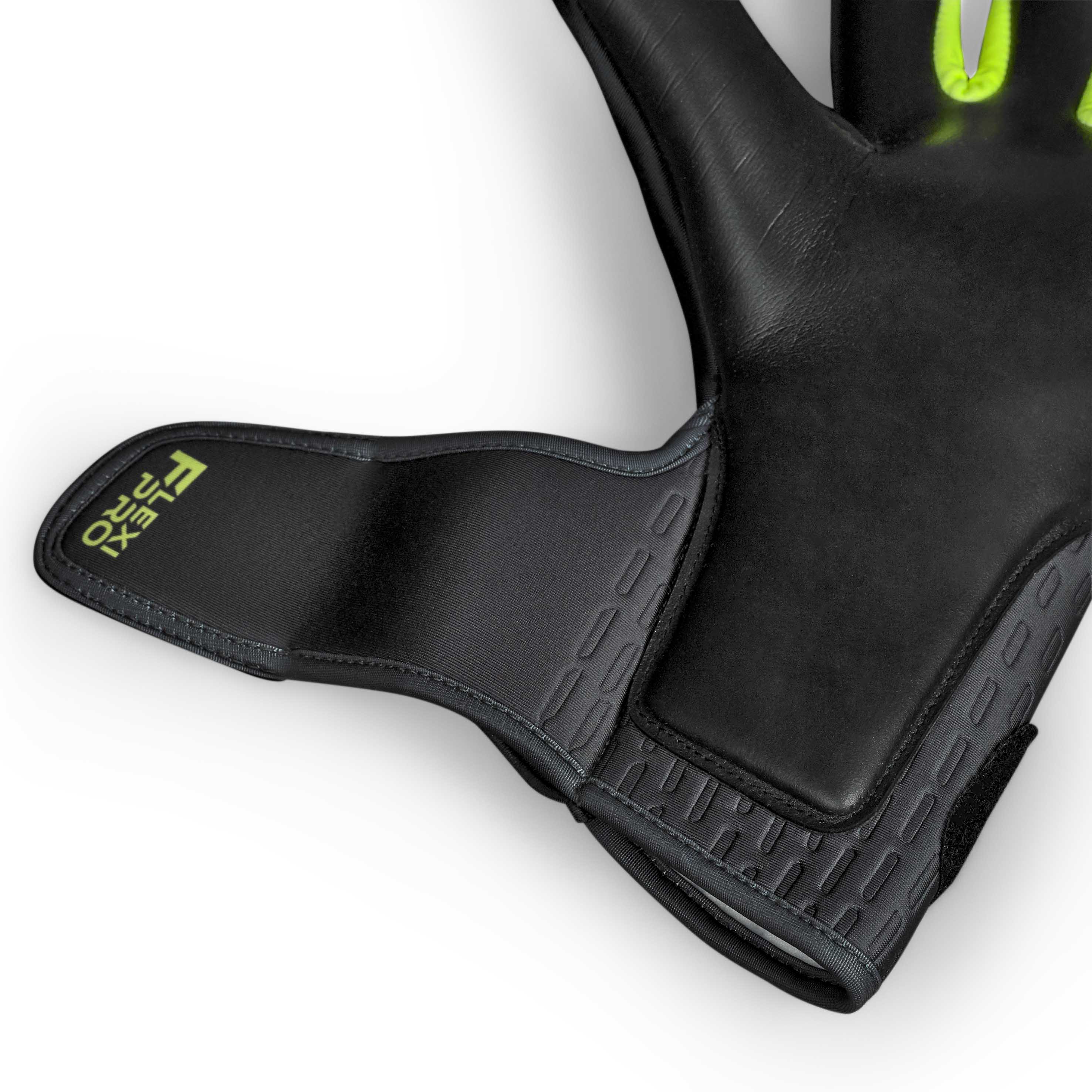 Nærbilde av GK gloves 90 Flexi Pro v26 keeperhansker i sort med grønne detaljer, viser håndleddsstroppen.