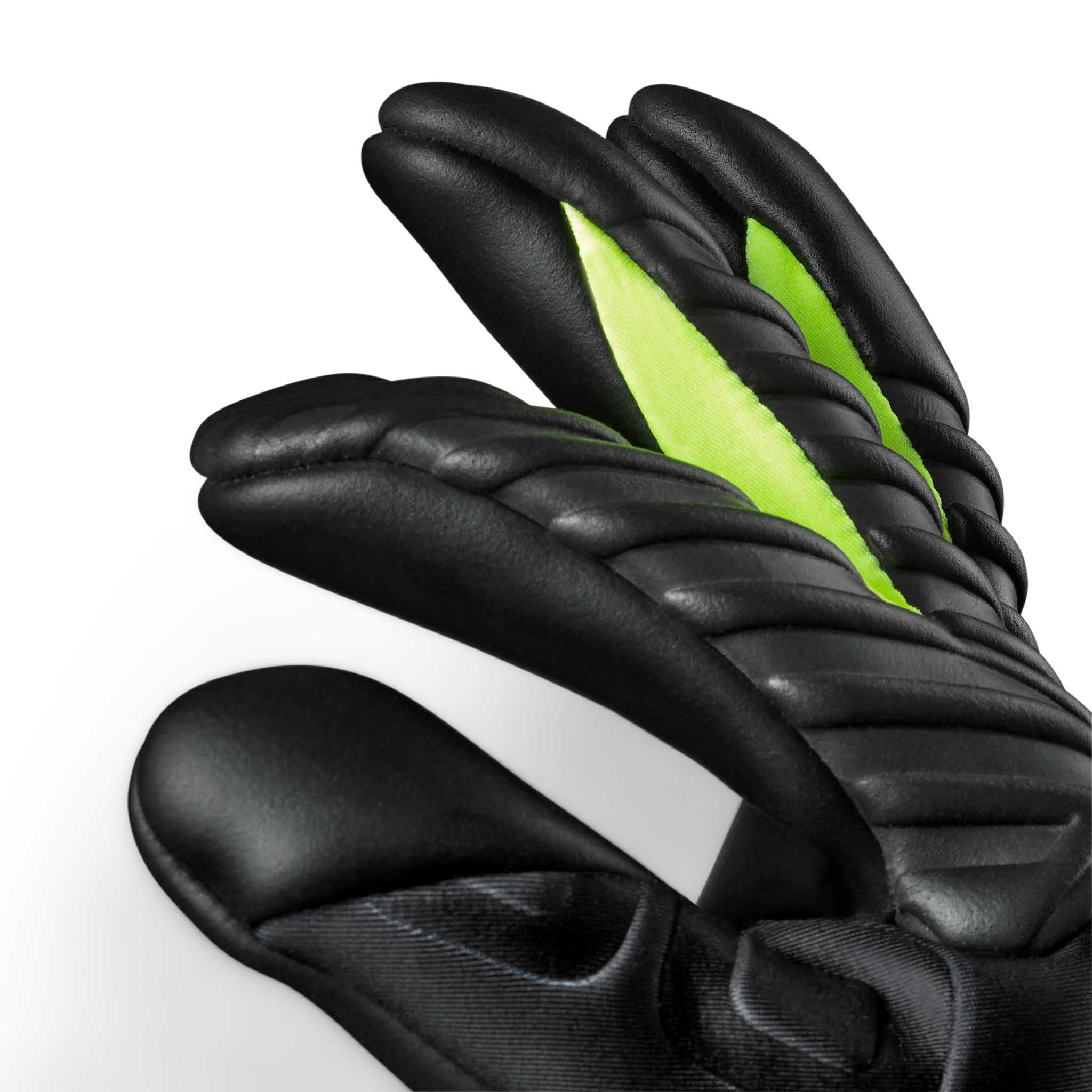 Nærbillede af GK gloves 90 Flexi Pro v26 målmandshandsker i sort med neongrønne detaljer mellem fingrene.