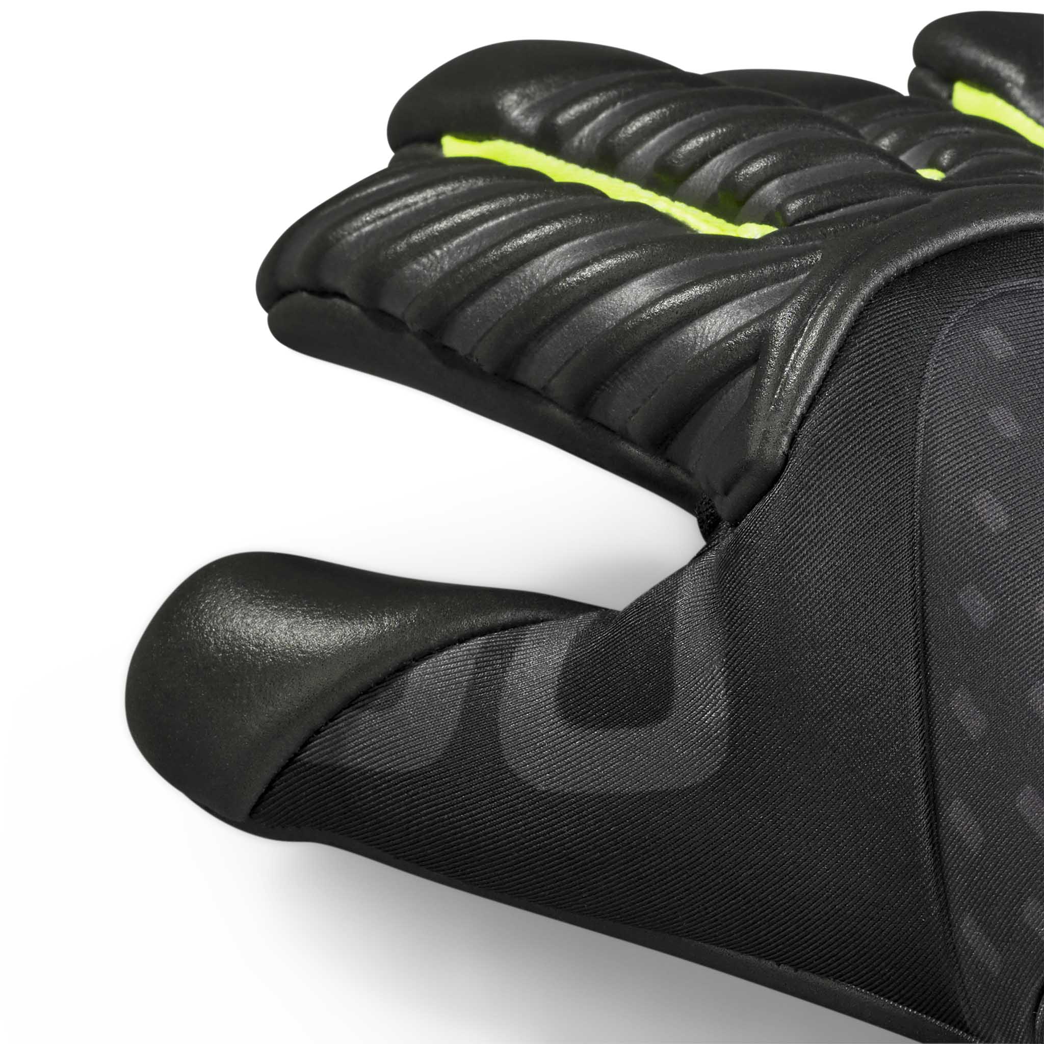 Closeup af GK gloves 90 Kids v26 målmandshandsker i sort med neongule detaljer, der viser polstret håndryg.