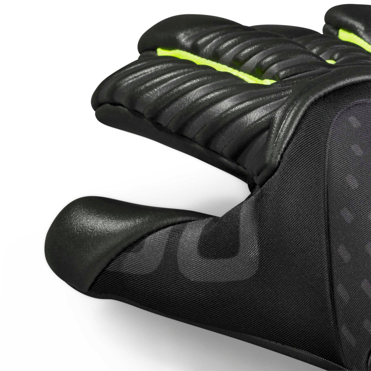 Nærbilde av GK gloves 90 Kids v26 keeperhansker i svart med neongule detaljer, viser polstret håndbak og fingerdetaljer.