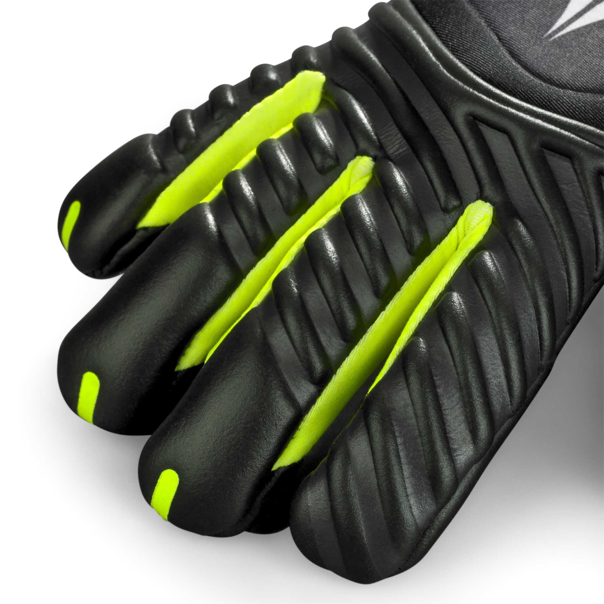 Nærbilled af GK gloves 90 Kids v26 målmandshandsker med sorte polstrede fingre og neongule detaljer.