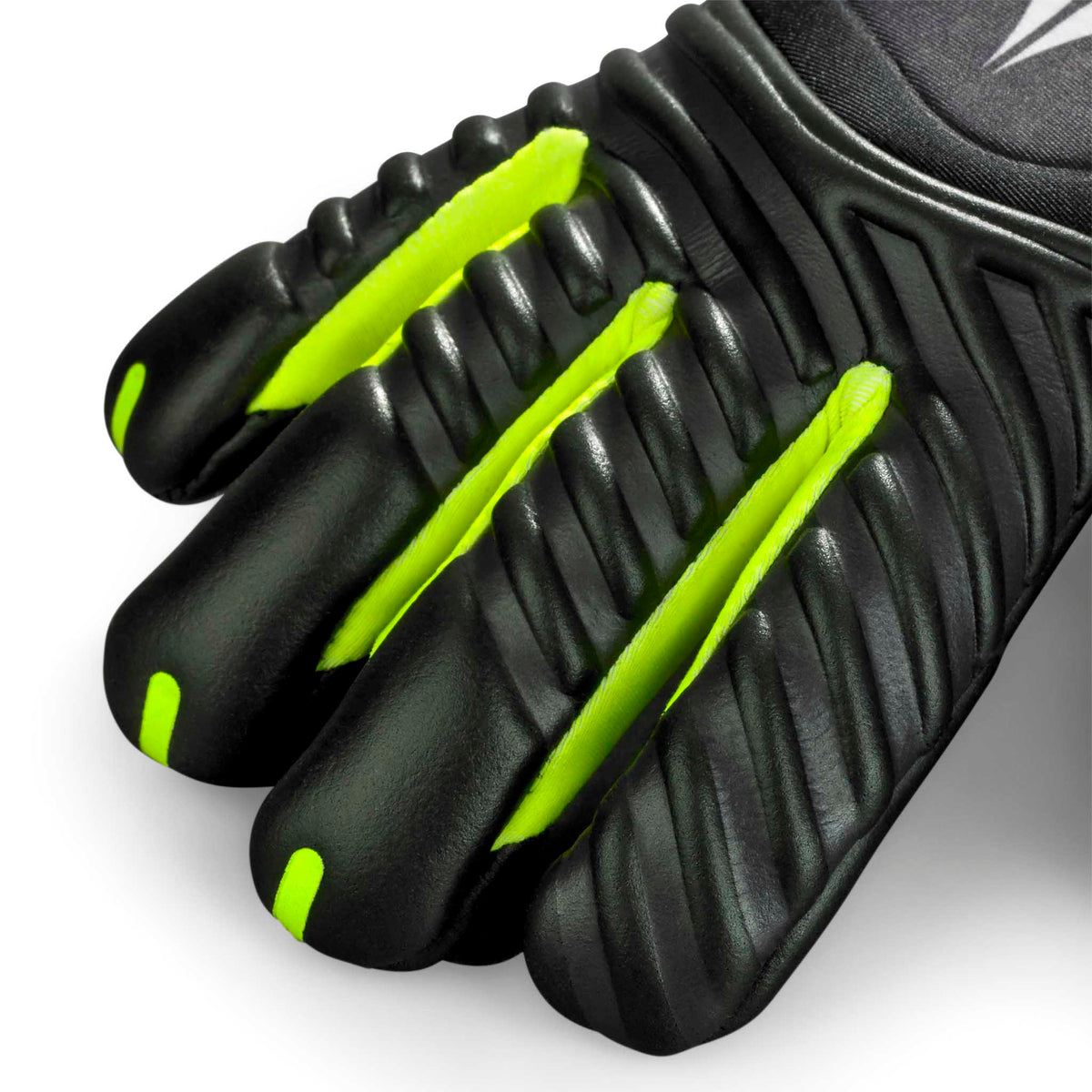 Nærbilde av GK gloves 90 Kids v26 keeperhansker med svart polstret håndflate og fingre samt neongrønne fotballdetaljer.