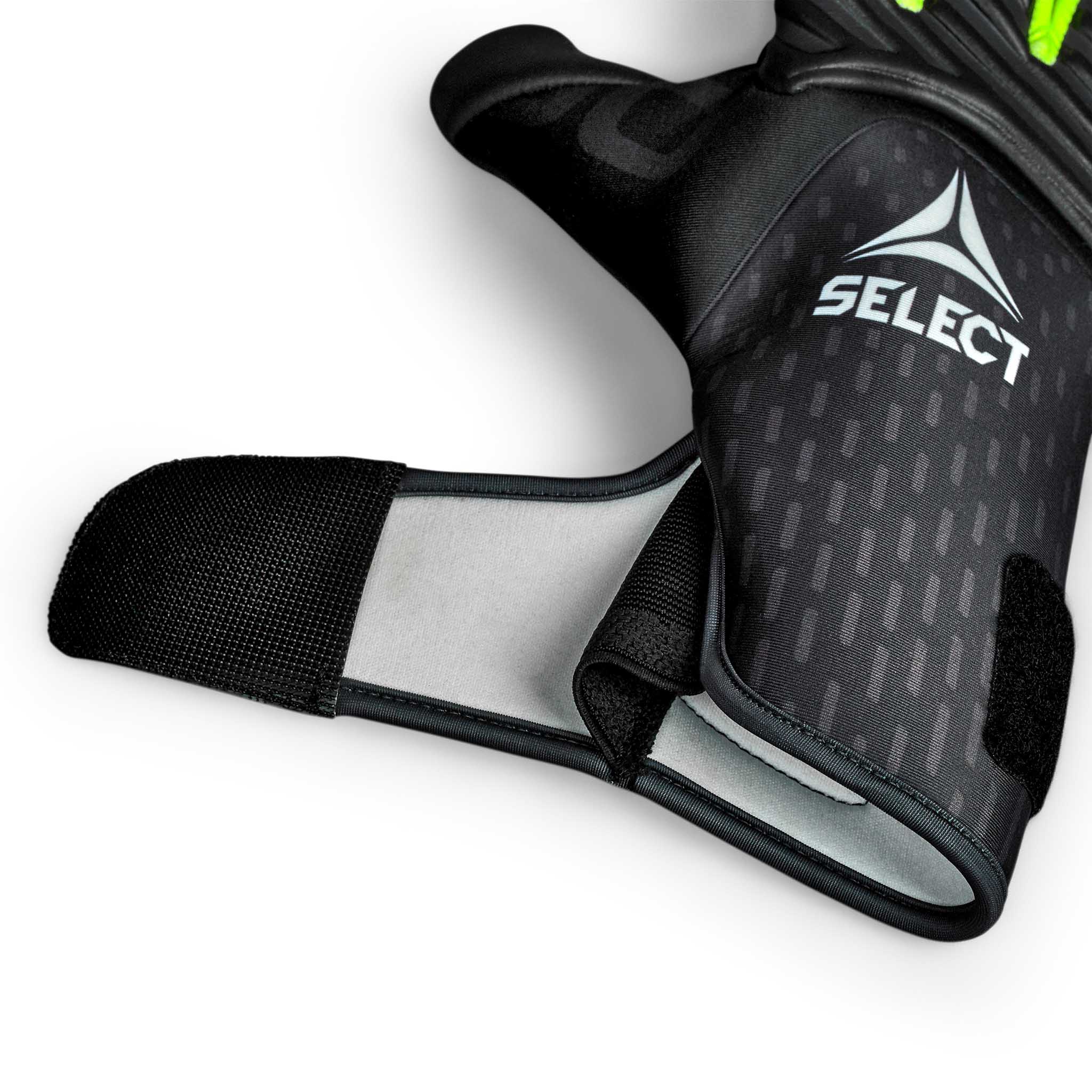 GK gloves 90 Kids v26 målmandshandsker closeup af sort håndledsrem med gråt detalje og Select-logo