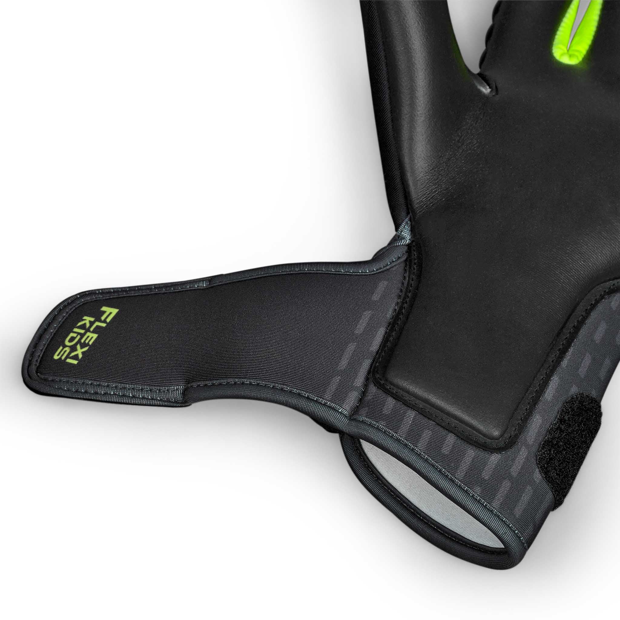 Nærbillede af GK gloves 90 Kids v26 målmandshandsker i sort med grå rem og grønne detaljer
