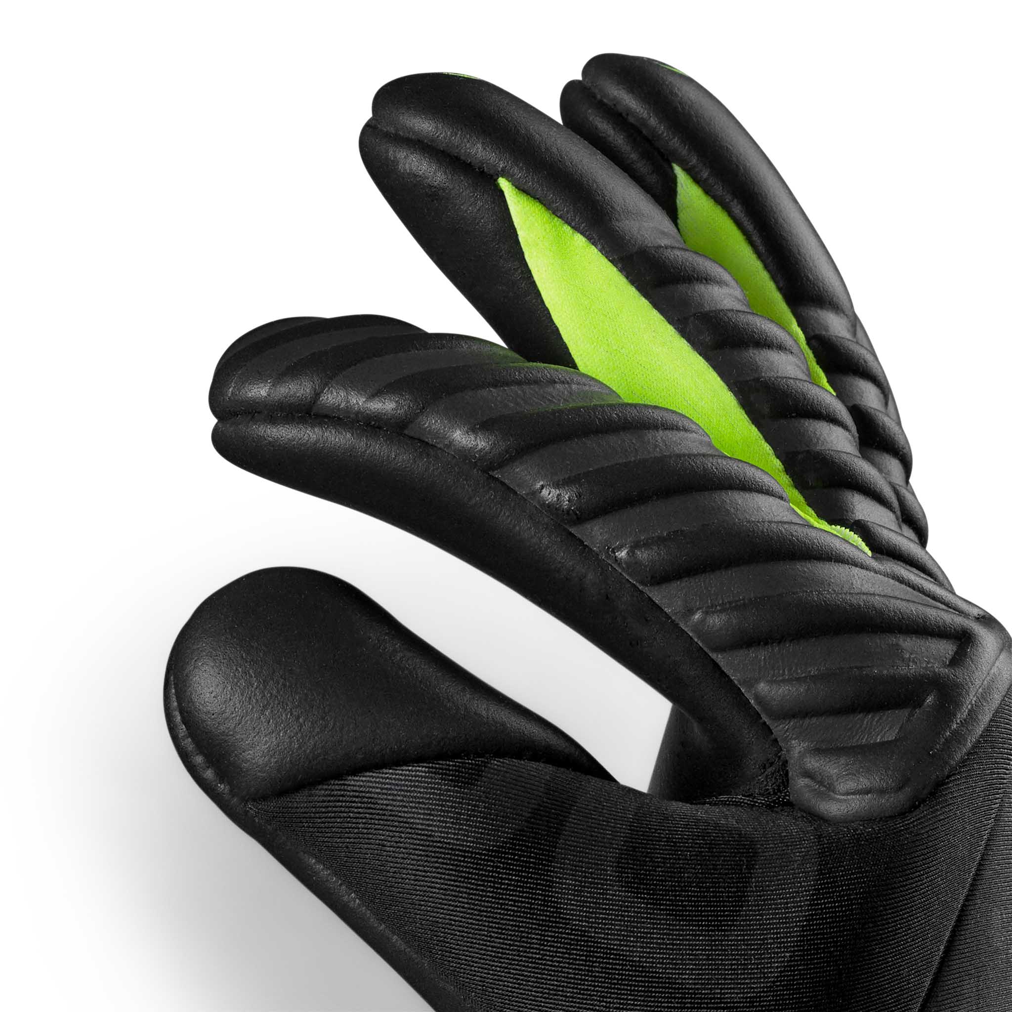 GK gloves 90 Kids v26 målmandshandsker, højre side nærbillede af sorte fingre med grønne detaljer.