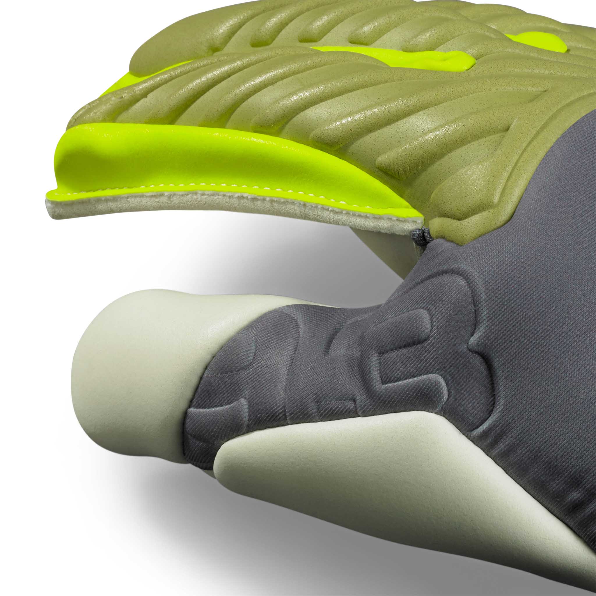 Closeup af GK gloves 93 Elite v26 målmandshandsker med grøn, gul og grå struktureret polstring og håndledsdetalje.