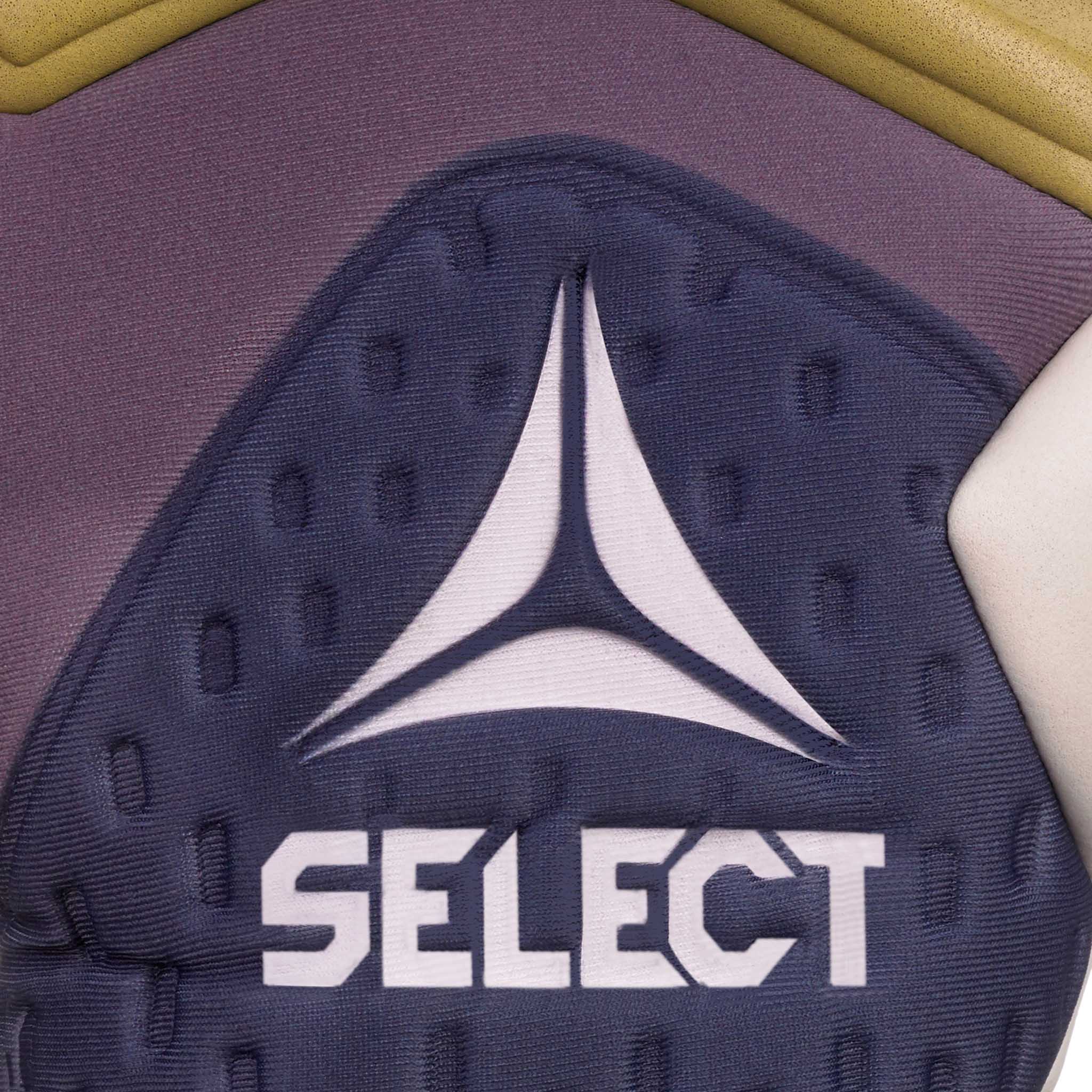 Nærbillede af GK gloves 93 Elite v26 fodbold-målmandshandsker med Select-logo på marineblå, lilla og oliven palmedel.