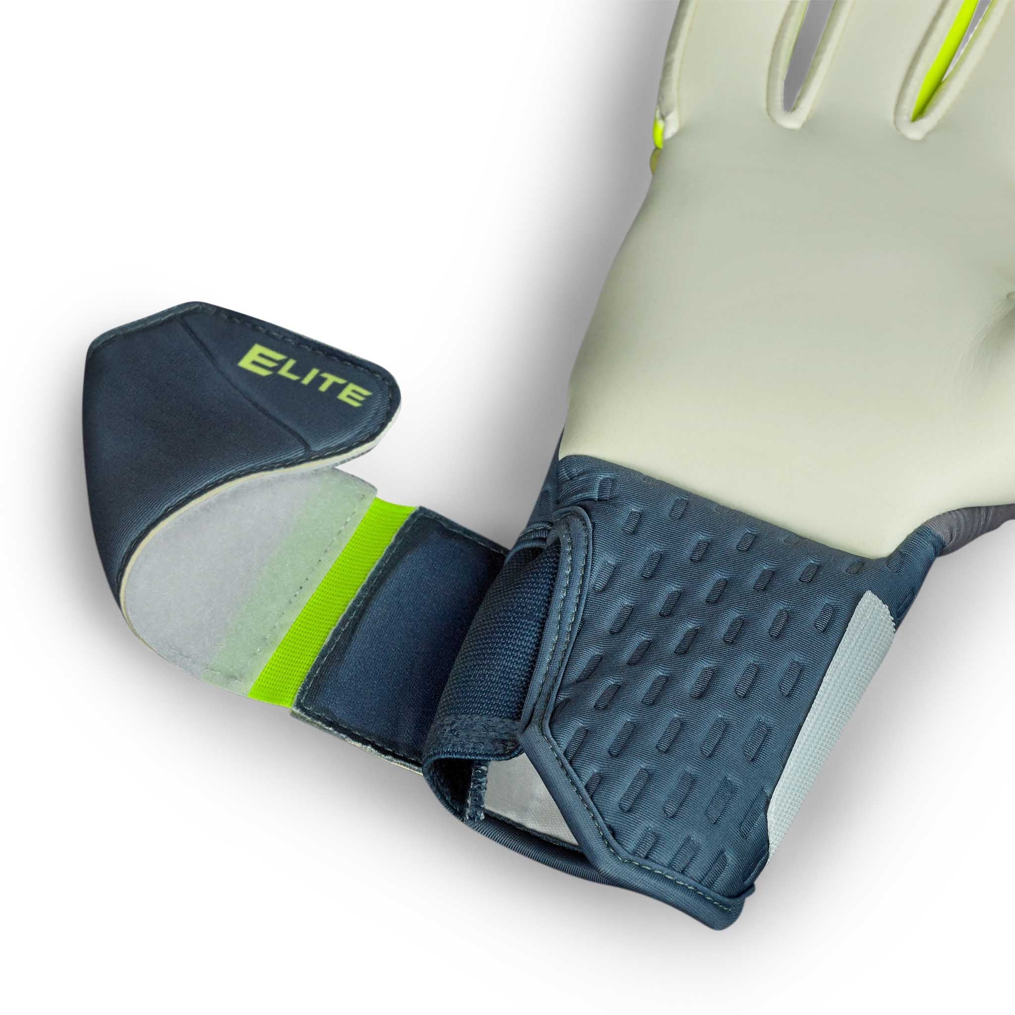 Closeup af GK gloves 93 Elite v26 målmandshandsker til fodbold med marineblå rem, neongrønne detaljer og grå håndflade.