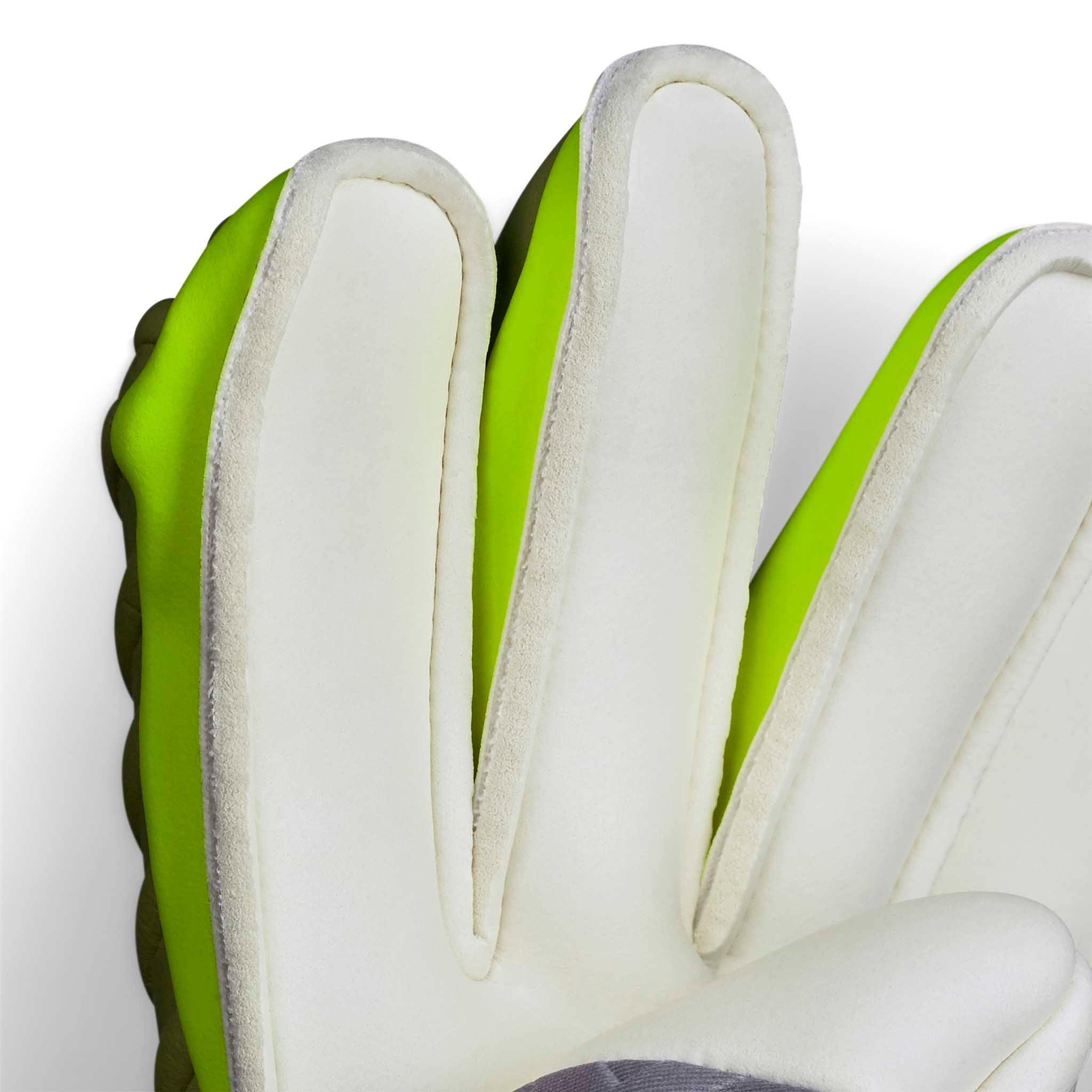 Nærbillede af GK gloves 93 Elite v26 målmandshandsker med hvide latexfingre og grønne sideaccenter.