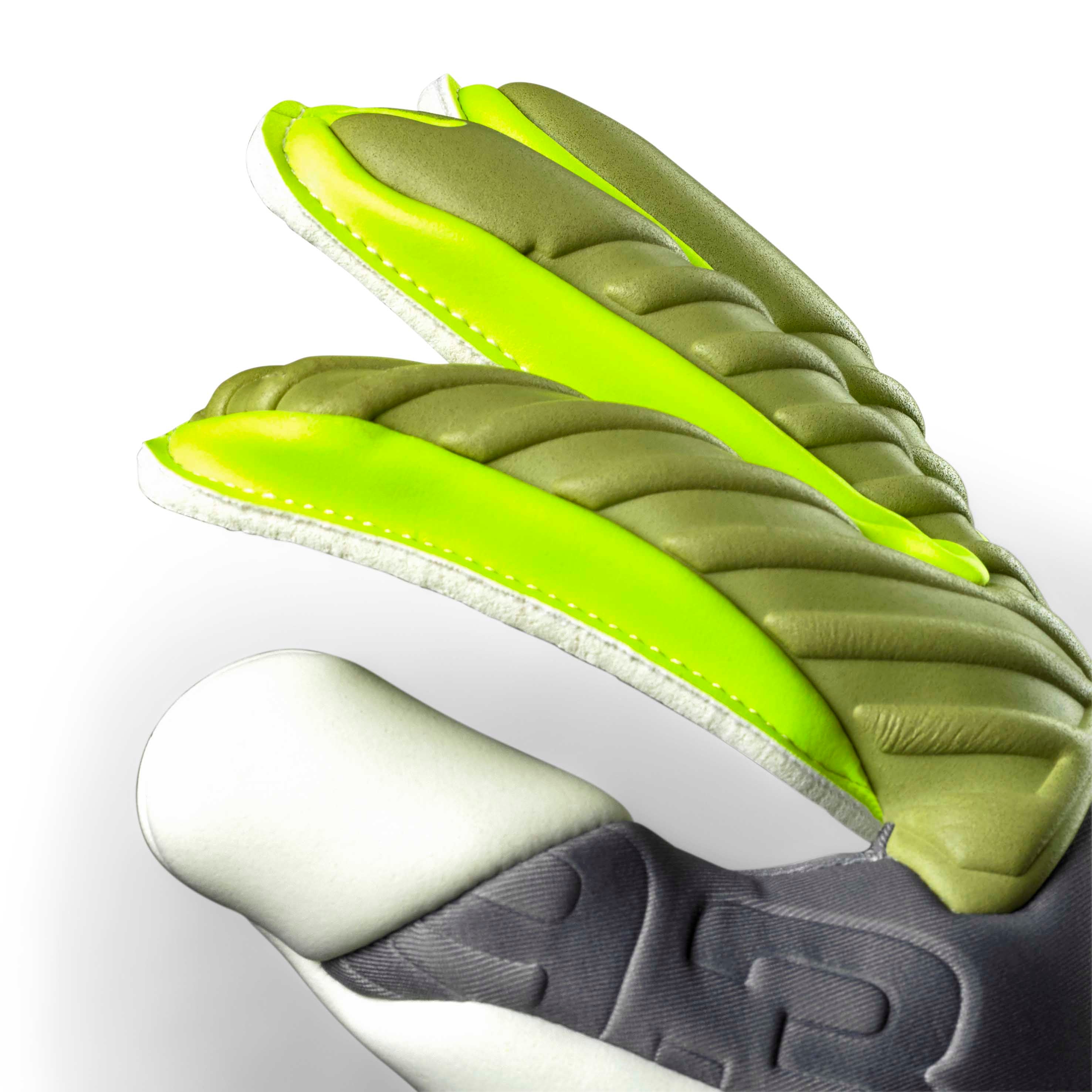 Nærbillede af GK gloves 93 Elite v26 målmandshandsker med polstrede grønne og gule fingre samt grå og hvide detaljer.