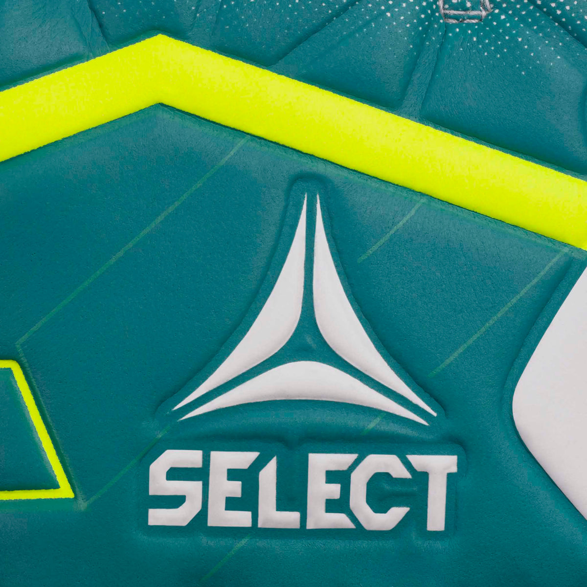 Nærbilde av GK gloves 04 Protection v26 keeperhansker med blågrønn flate, hvit Select-logo og gul kant.