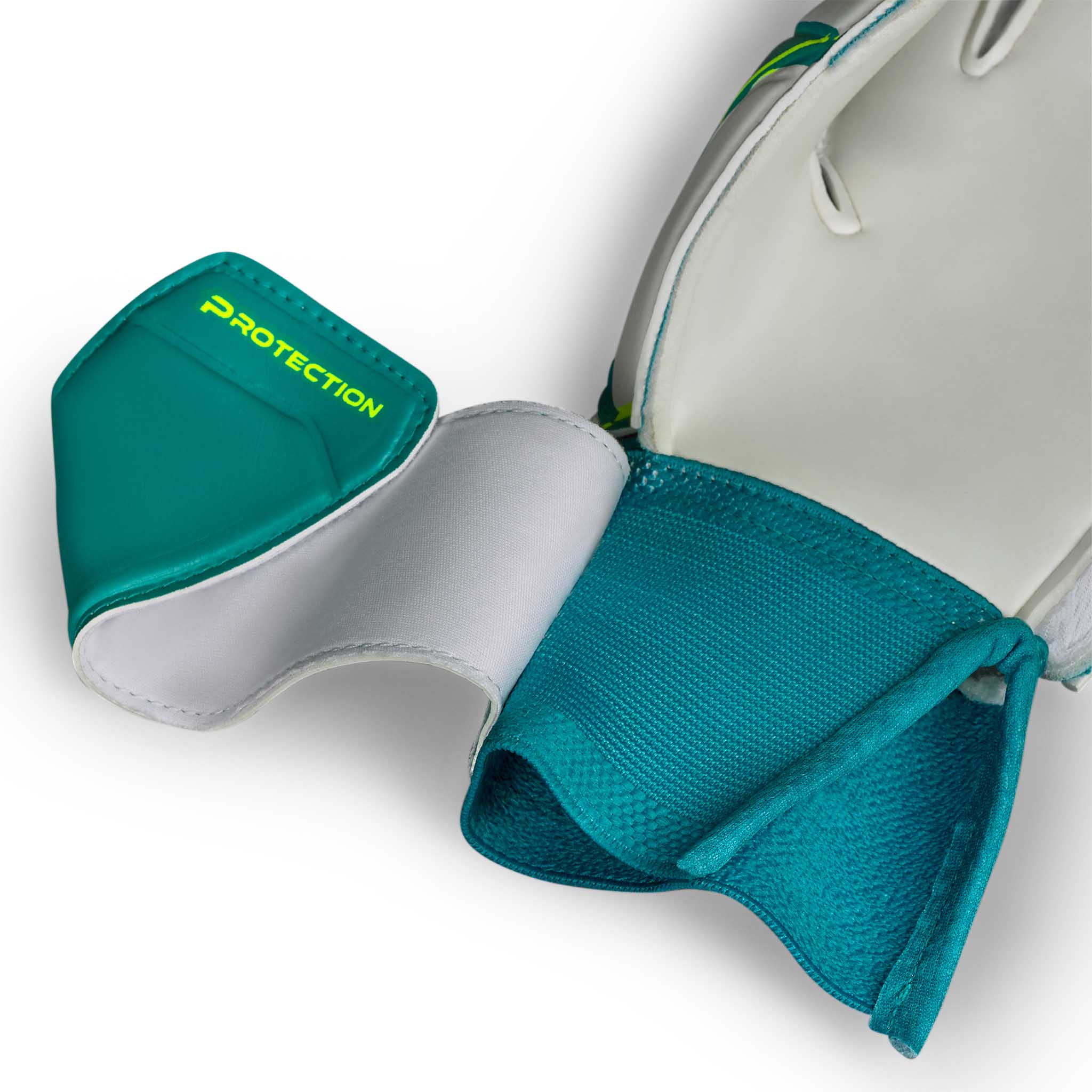 Nærbilde av GK gloves 04 Protection v26 keeperhansker med blågrønn håndleddsstropp og hvit polstret mansjett.